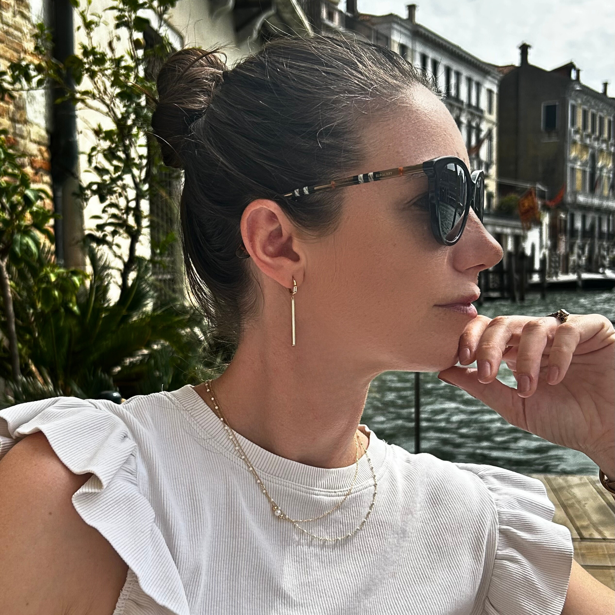 ARIA | Zlaté 14 karatove visiace náušnice s bielym detailom - livestyle photo