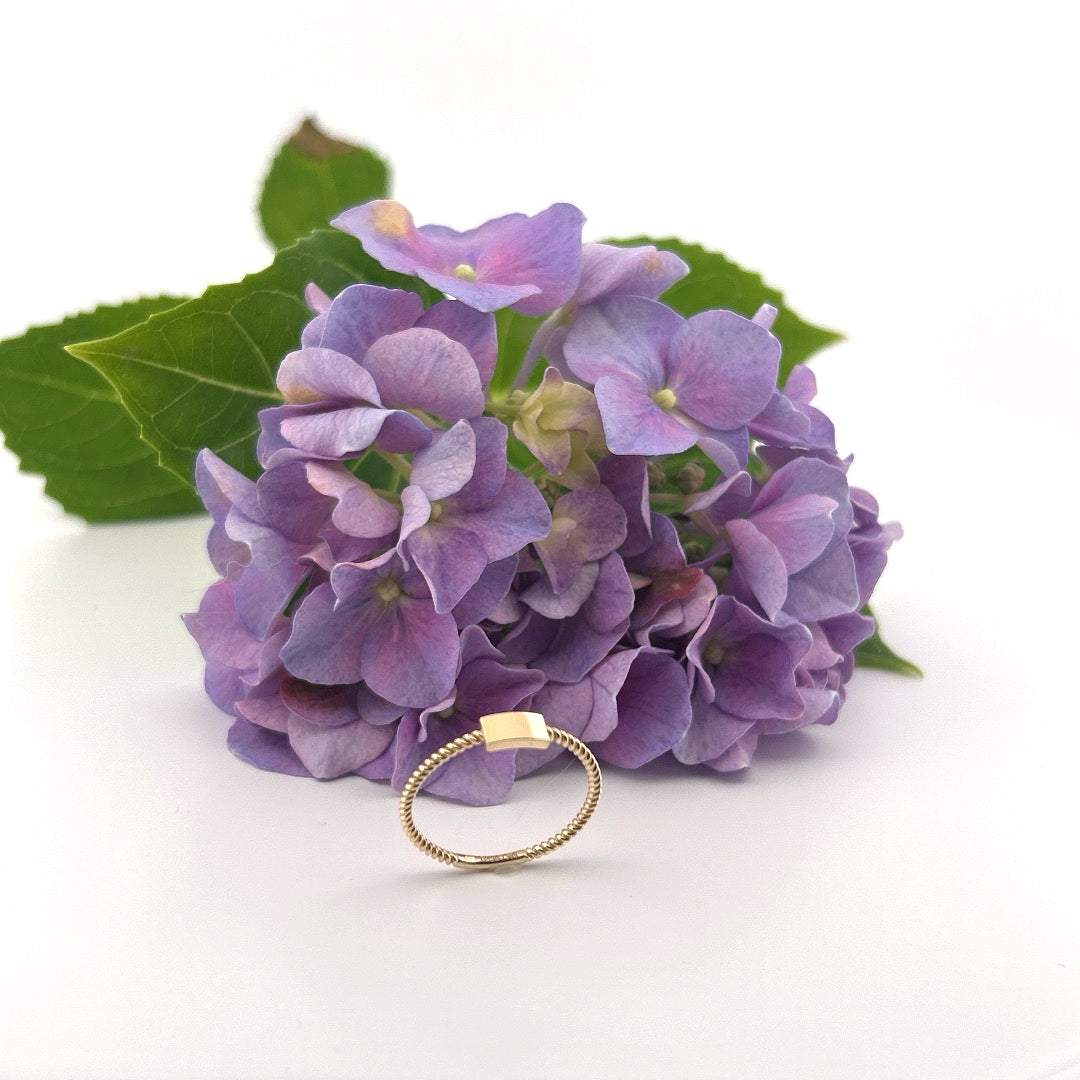 PODSTATA | Minimalistický prsteň ze zlata s točeným efektem