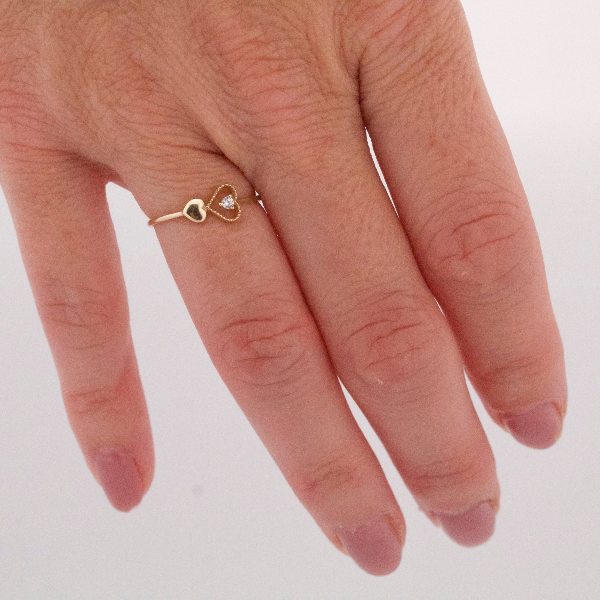 Detail prsteňa AMOUR FINESSE s otvoreným srdcom a čírym zirkónom