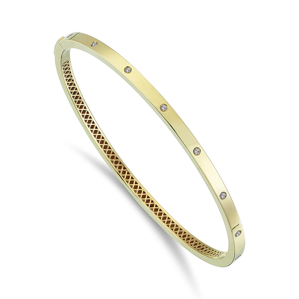 Pevný zlatý bangle náramok s geometrickým vnútrom a zirkónmi – CREYO STRUCTURA