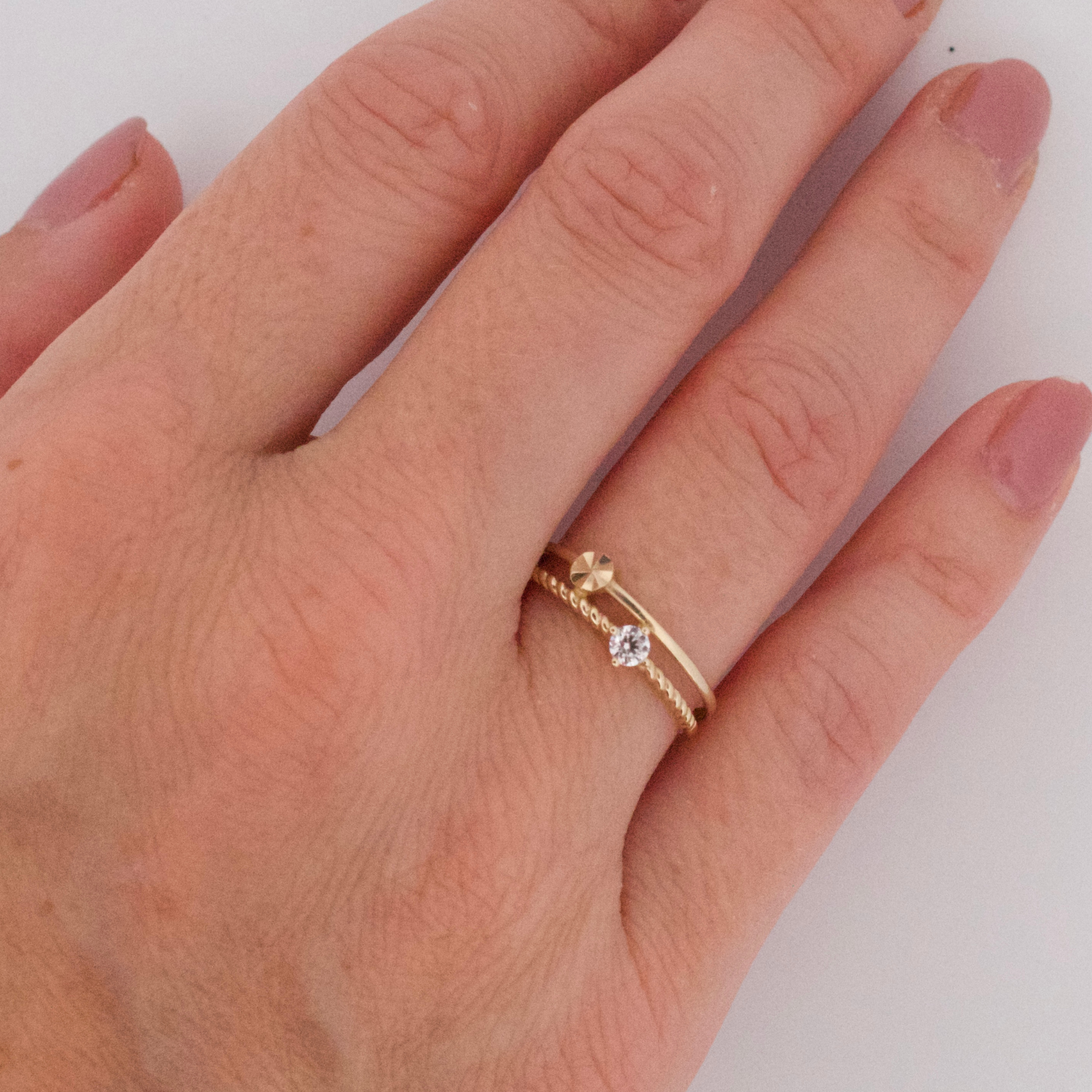 Elegantný dámsky prsteň CREYO LUXA z kolekcie CREYO so zirkónom a gravírovaným detailom