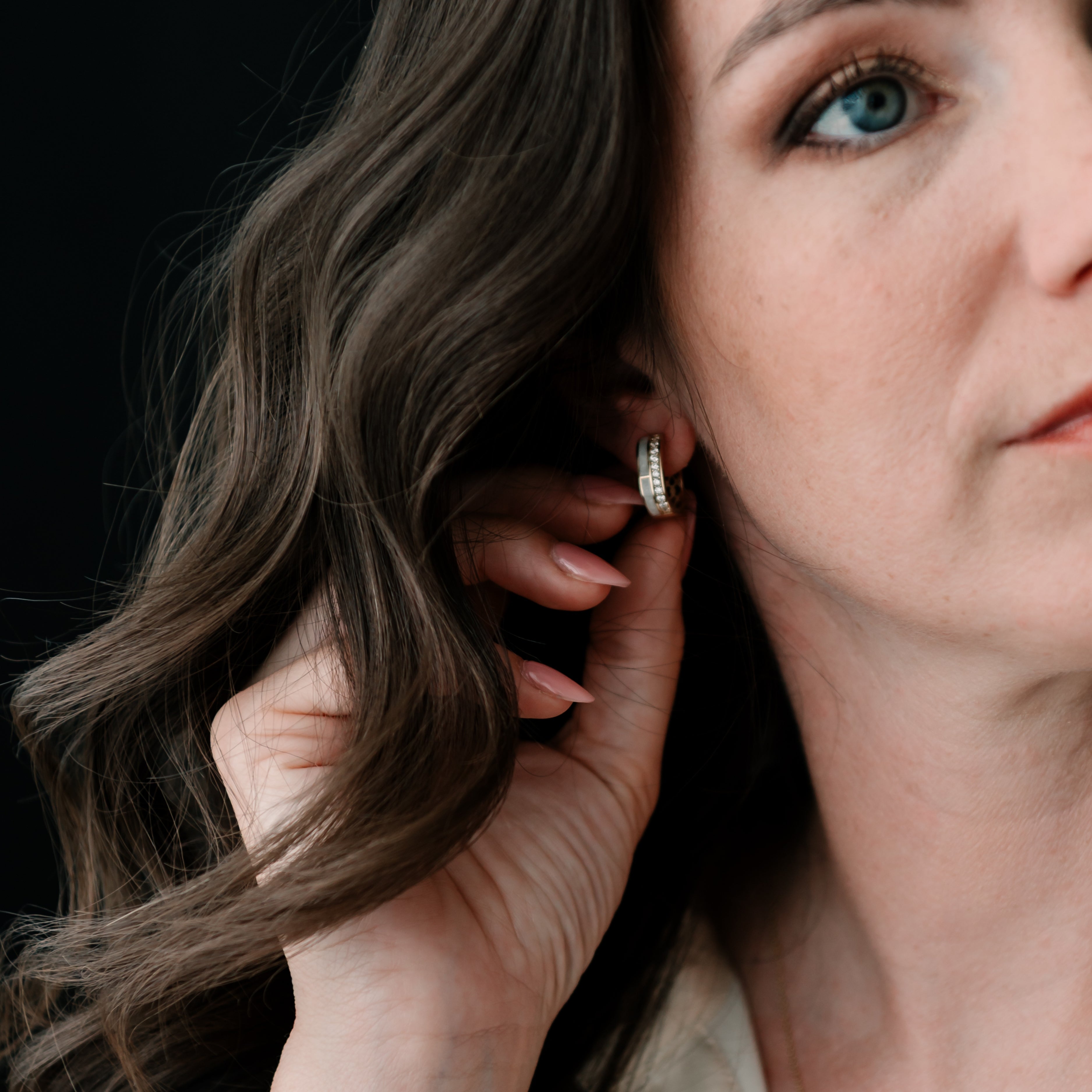 Detail zlatých náušníc s bielym pásikom a kamienkami – CREYO Élégance GEOMETRIC