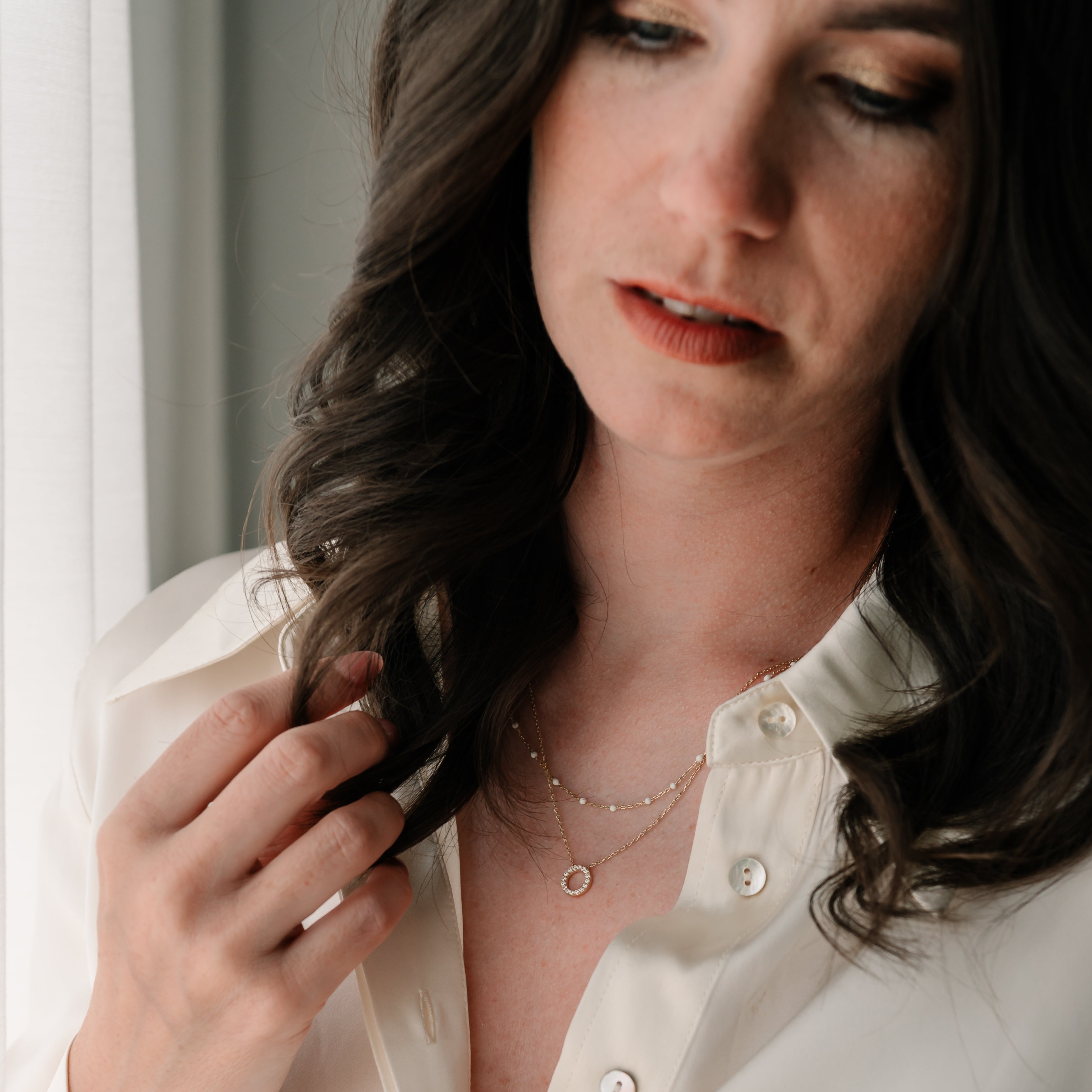 Zlatý náhrdelník PUREA s bílými korálky – jemný a ženský vzhled na modelce