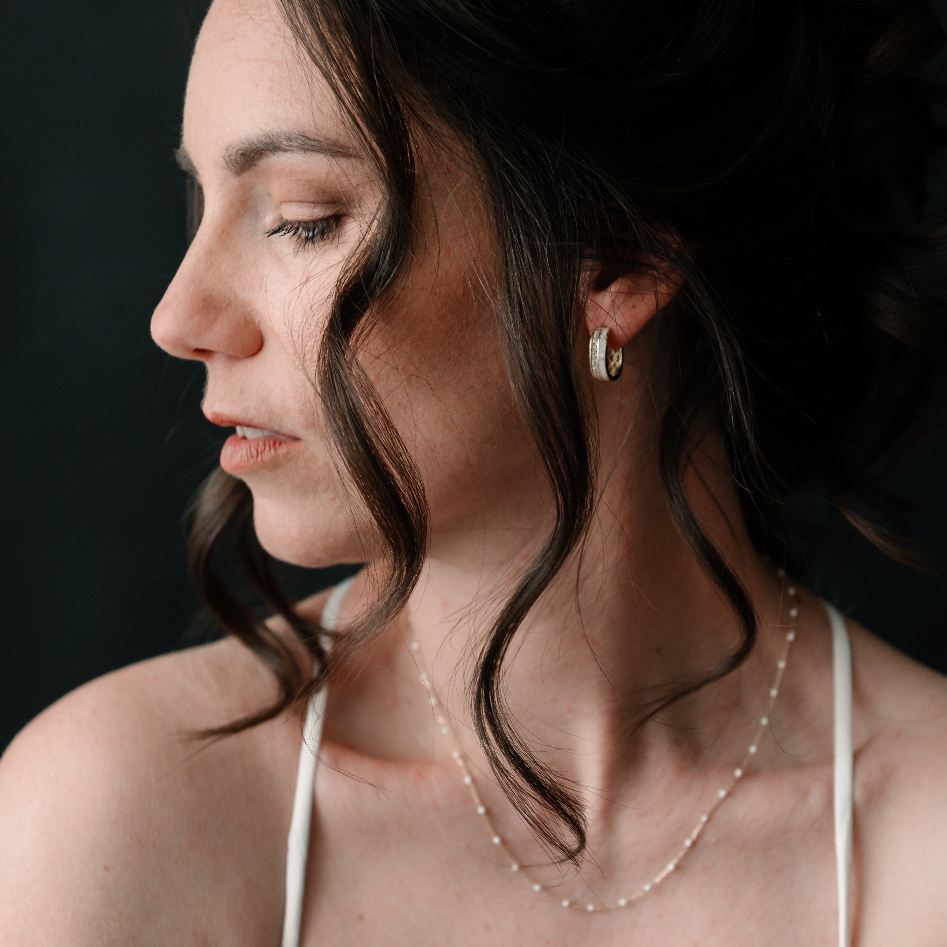 Zlatý náhrdelník PUREA od značky CREYO – minimalistický design s jemnými bílými korálky