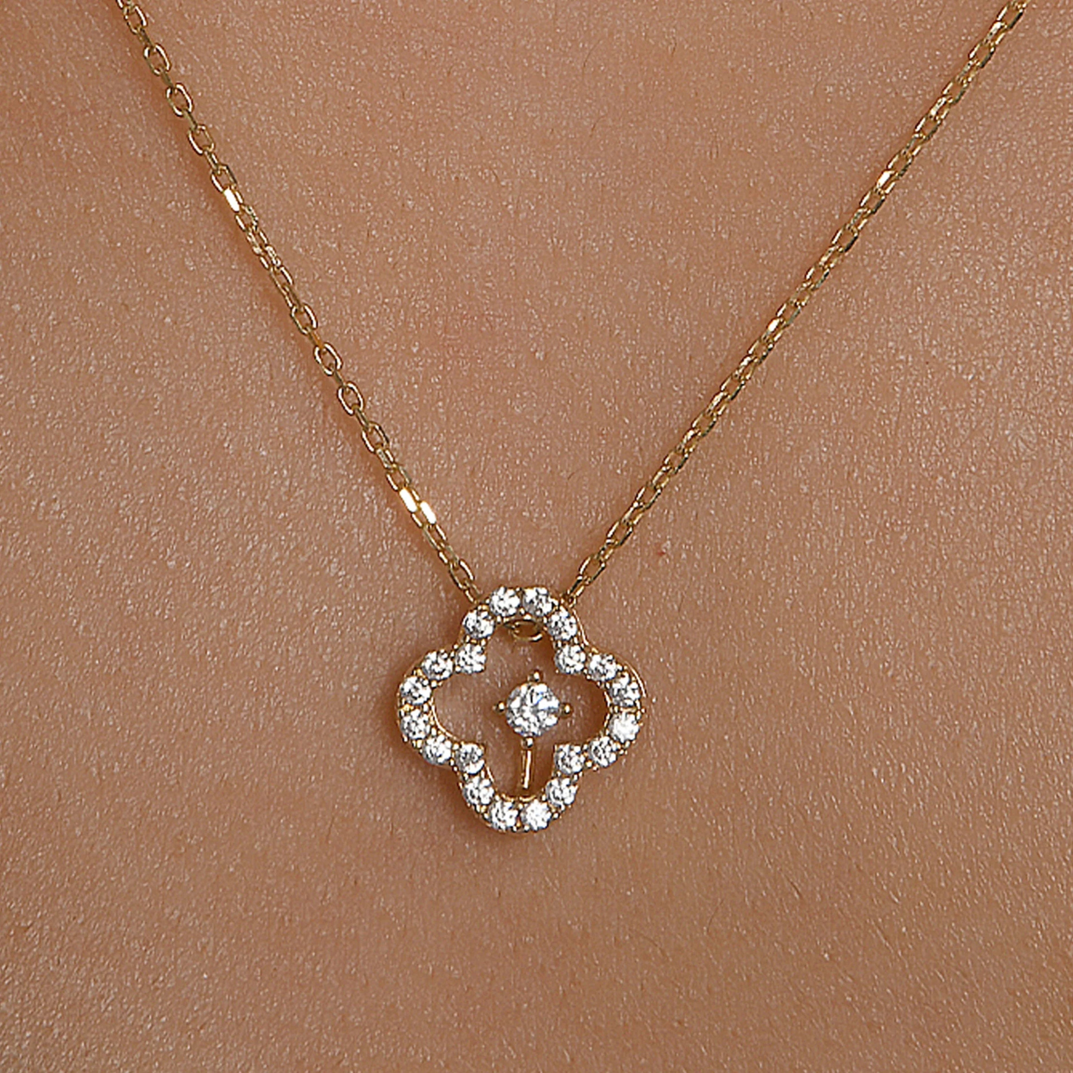 Detail prívesku štvorlístka so zirkónmi – náhrdelník CREYO FLORÉ