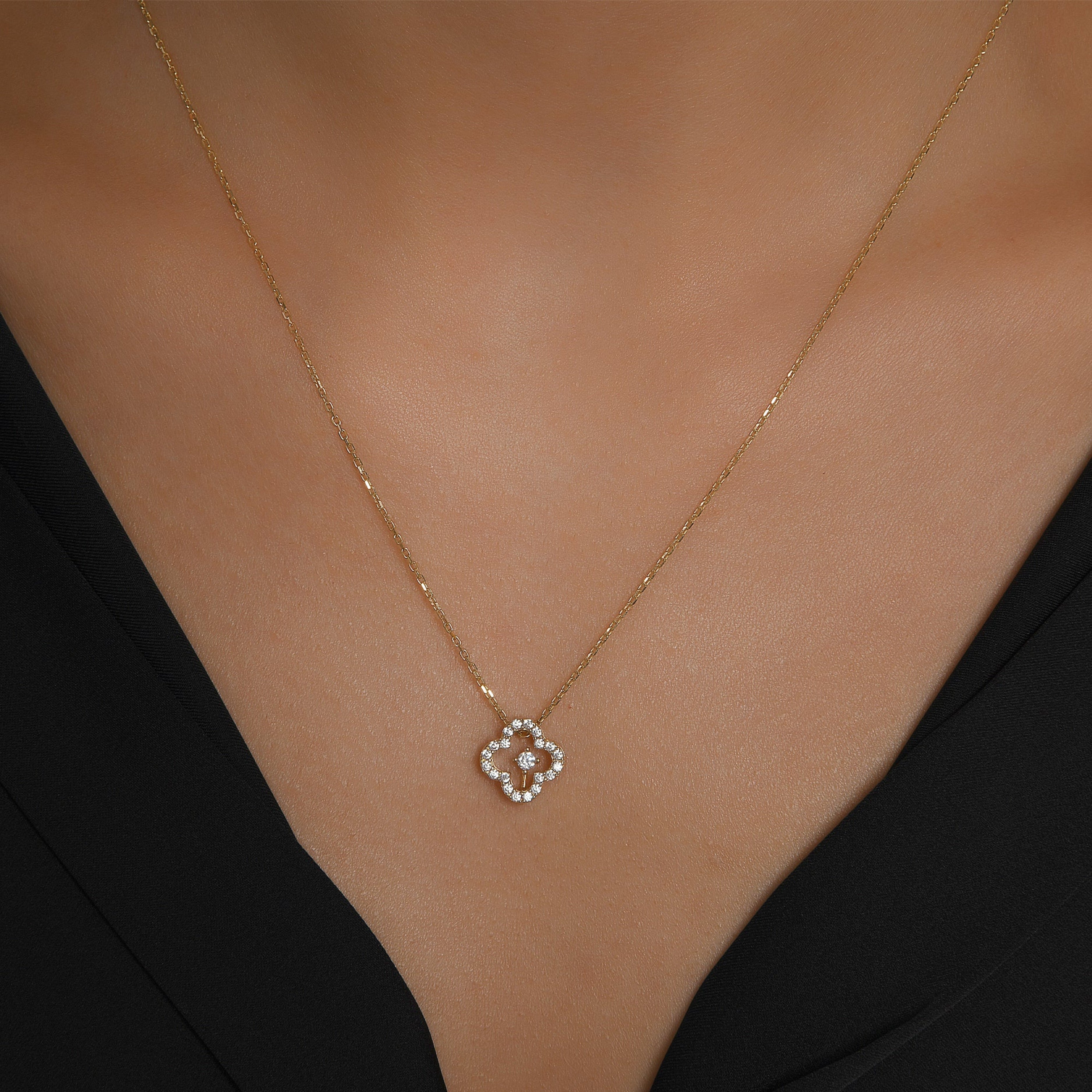 Náhrdelník CREYO FLORÉ zo žltého zlata s príveskom v tvare štvorlístka