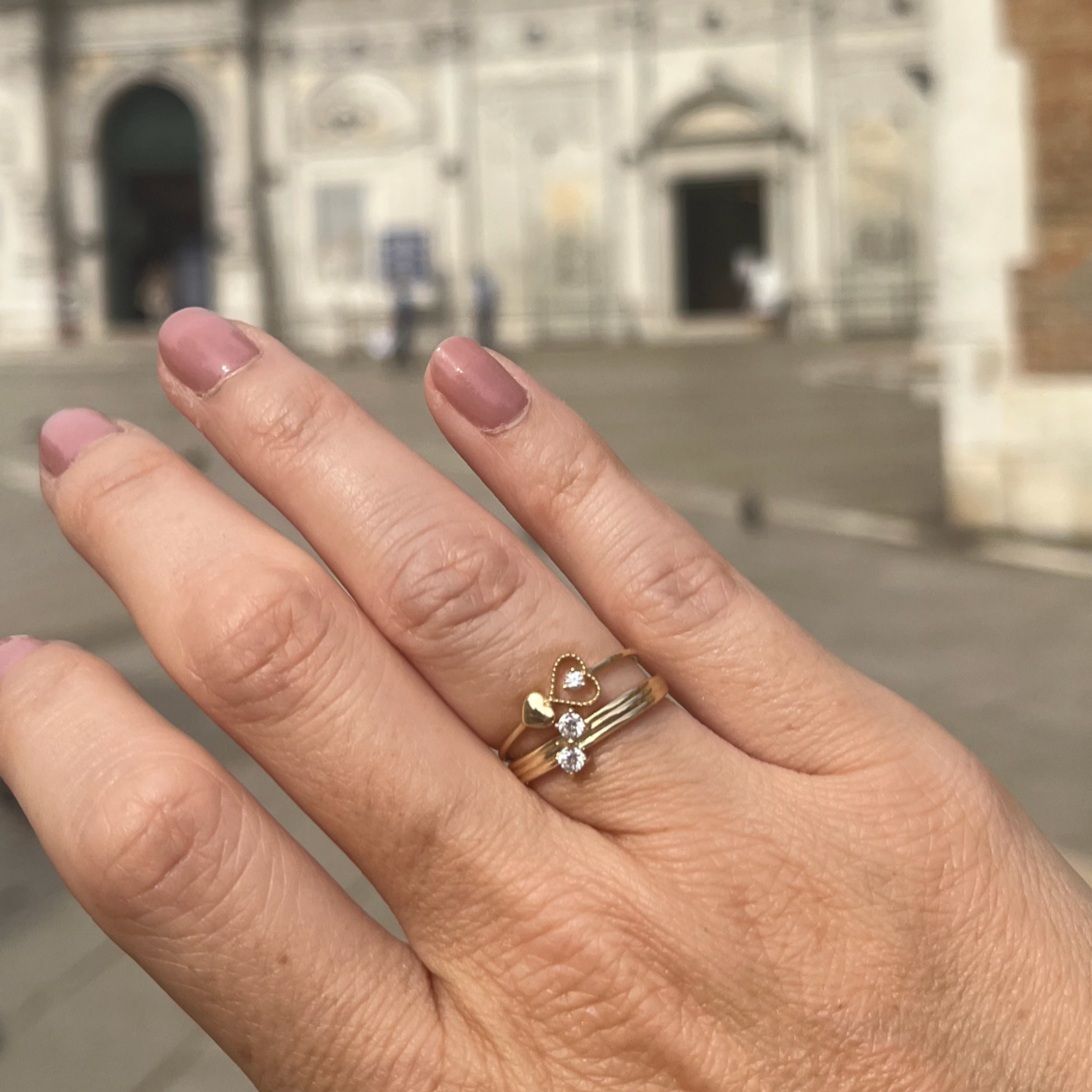 Romantický zlatý prsteň DUO AMOUR s dvojitou obrúčkou a zirkónmi 2