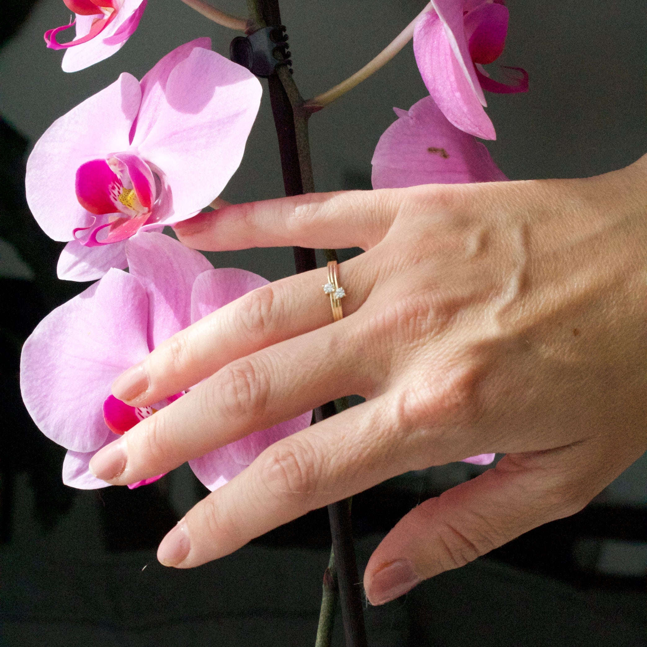 Prsteň DUO AMOUR zo 14K zlata na ruke – minimalistický dizajn 3