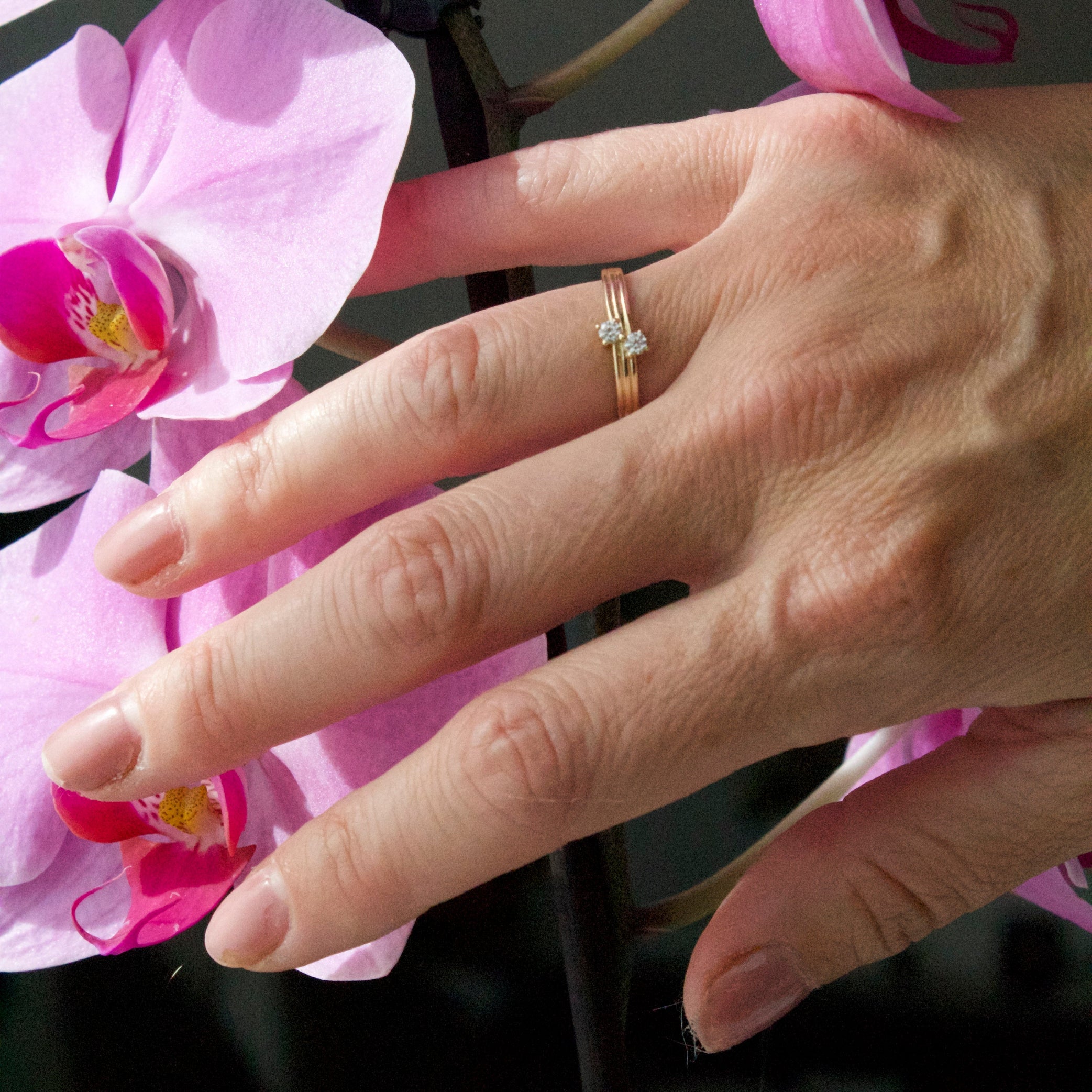 Prsteň DUO AMOUR zo 14K zlata na ruke – minimalistický dizajn 4