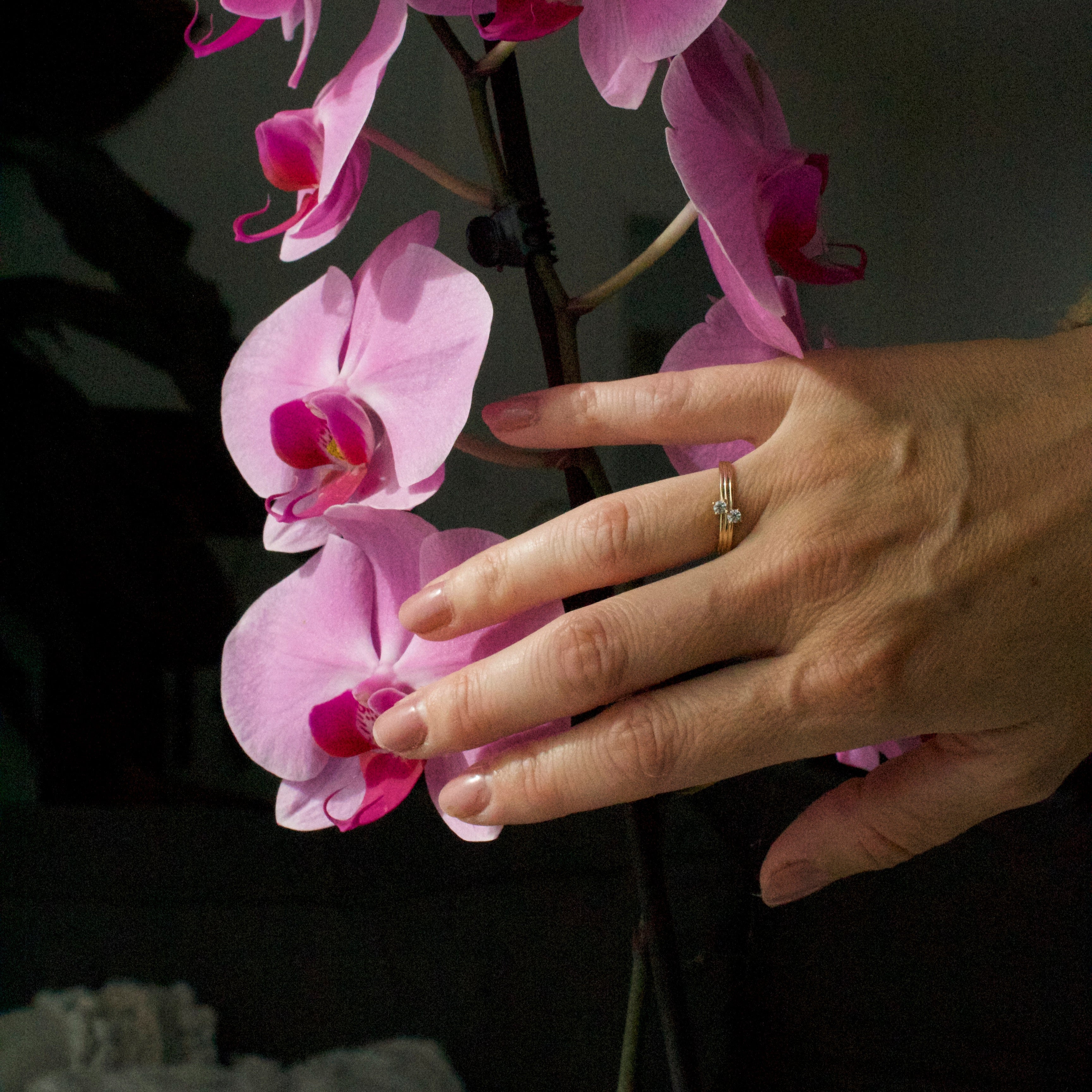 Prsteň DUO AMOUR zo 14K zlata na ruke – minimalistický dizajn