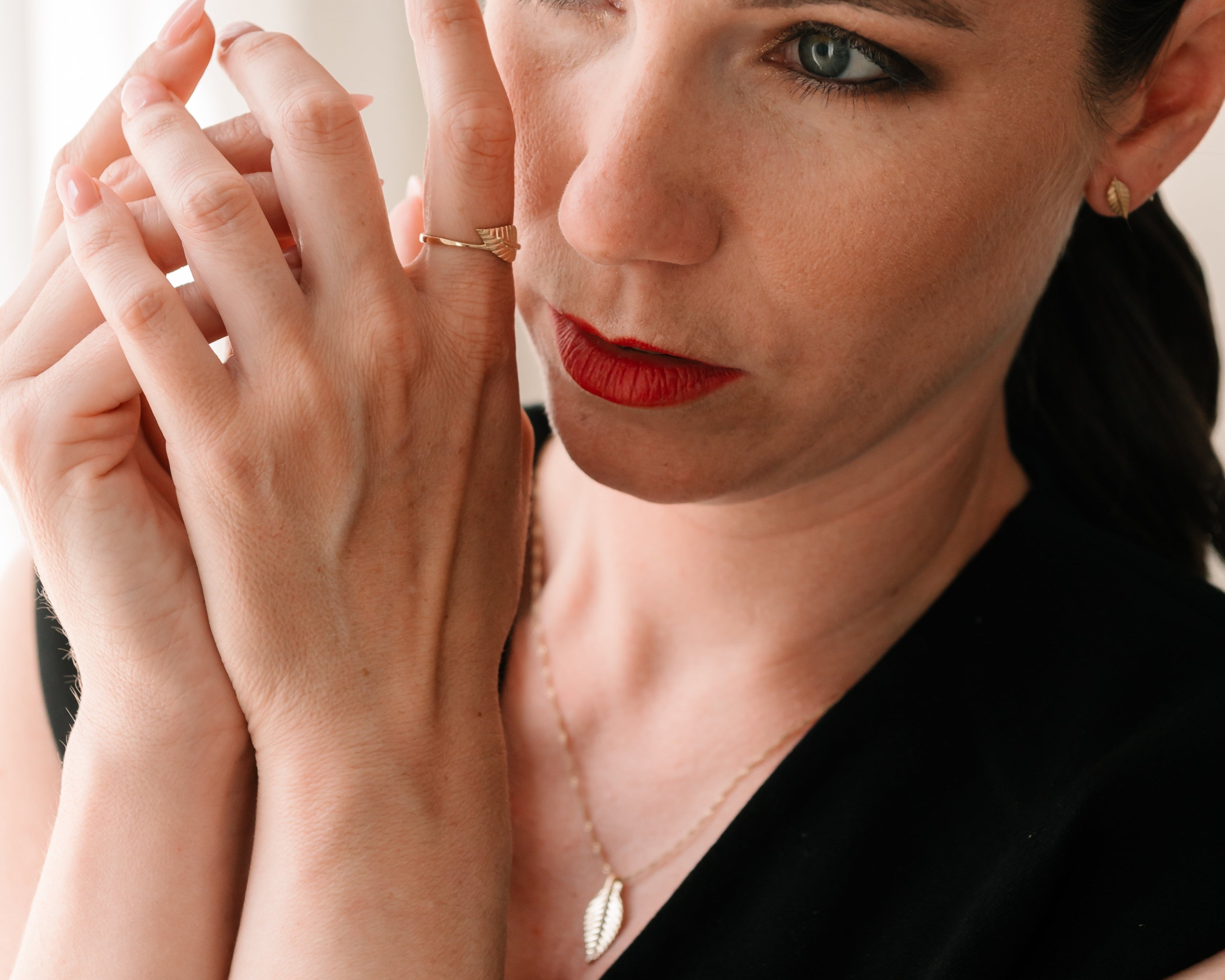 Zlatý přívěsek FOLIA ve tvaru listu – elegantní přírodní design na ženském krku