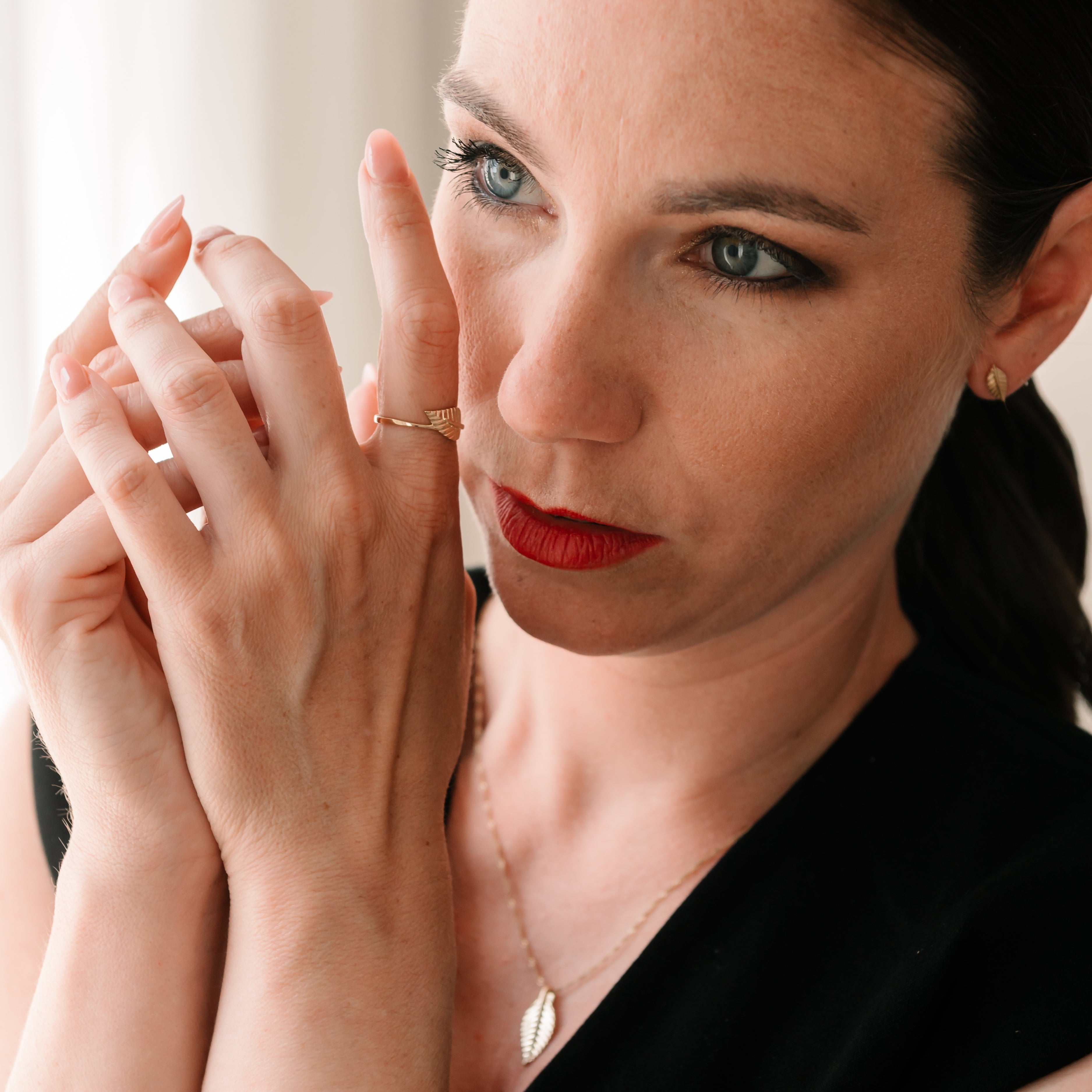 Zlaté náušnice FOLIA od značky CREYO – jemný design listu s lesklým povrchem