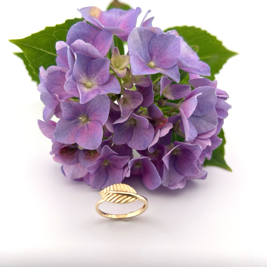 Zlatý prsten FOLIA od značky CREYO – elegantní přírodní motiv listu v lesklém provedení 4