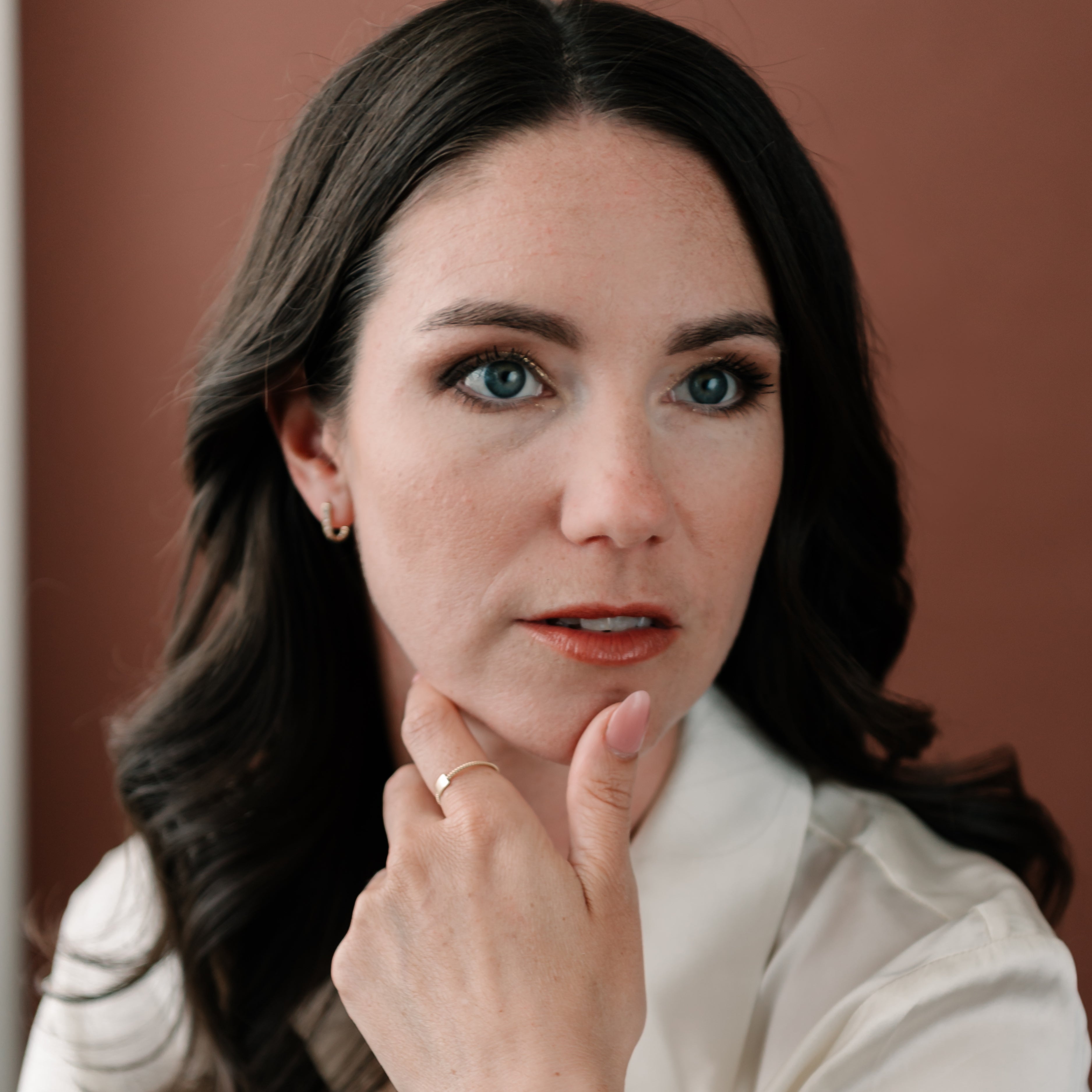 Elegantná žena s jemným zlatým prsteňom – CREYO ESSENCE v každodennom štýle