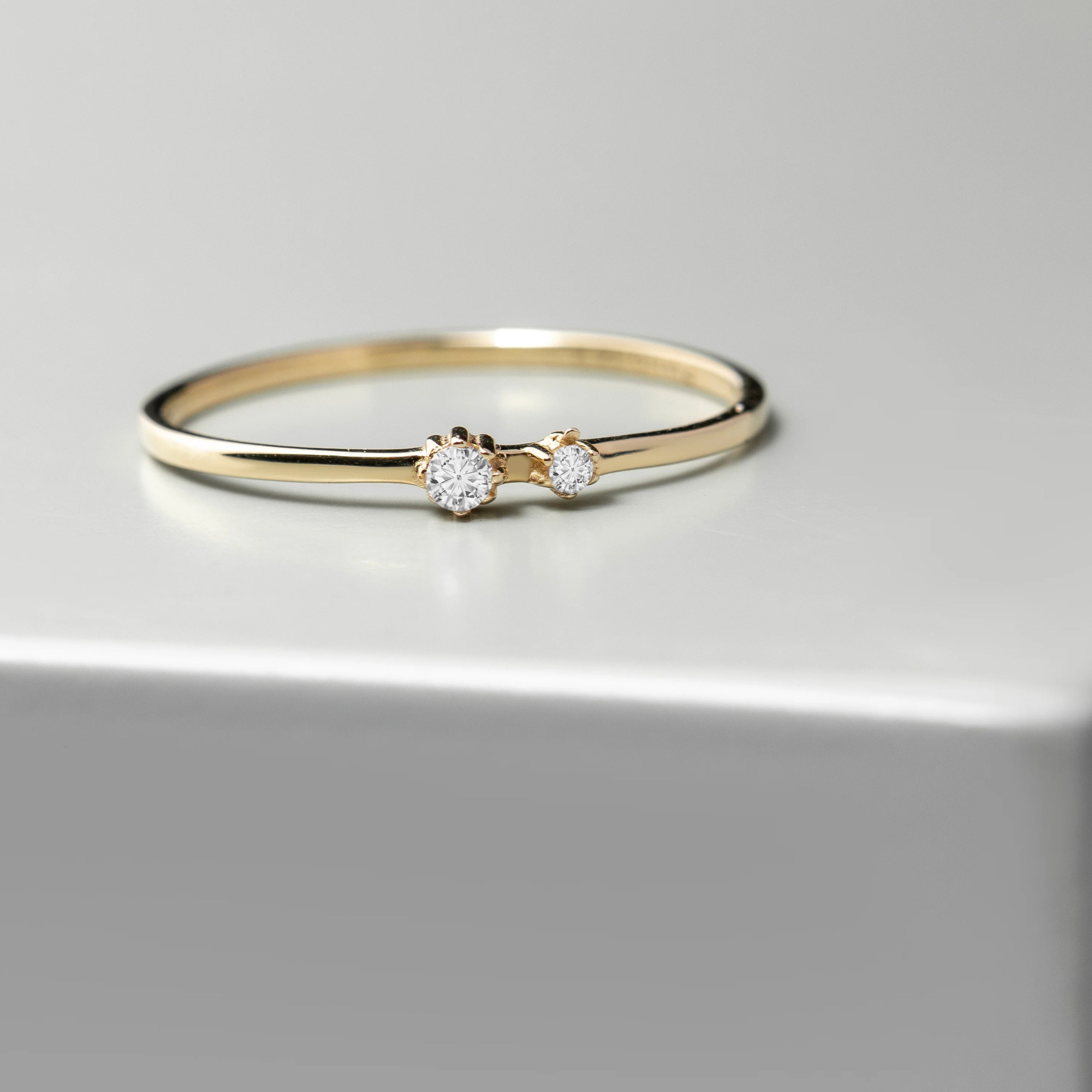 Zlatý prsteň s dvoma drobnými zirkónmi z kolekcie CREYO POETICA – minimalistický dizajn.