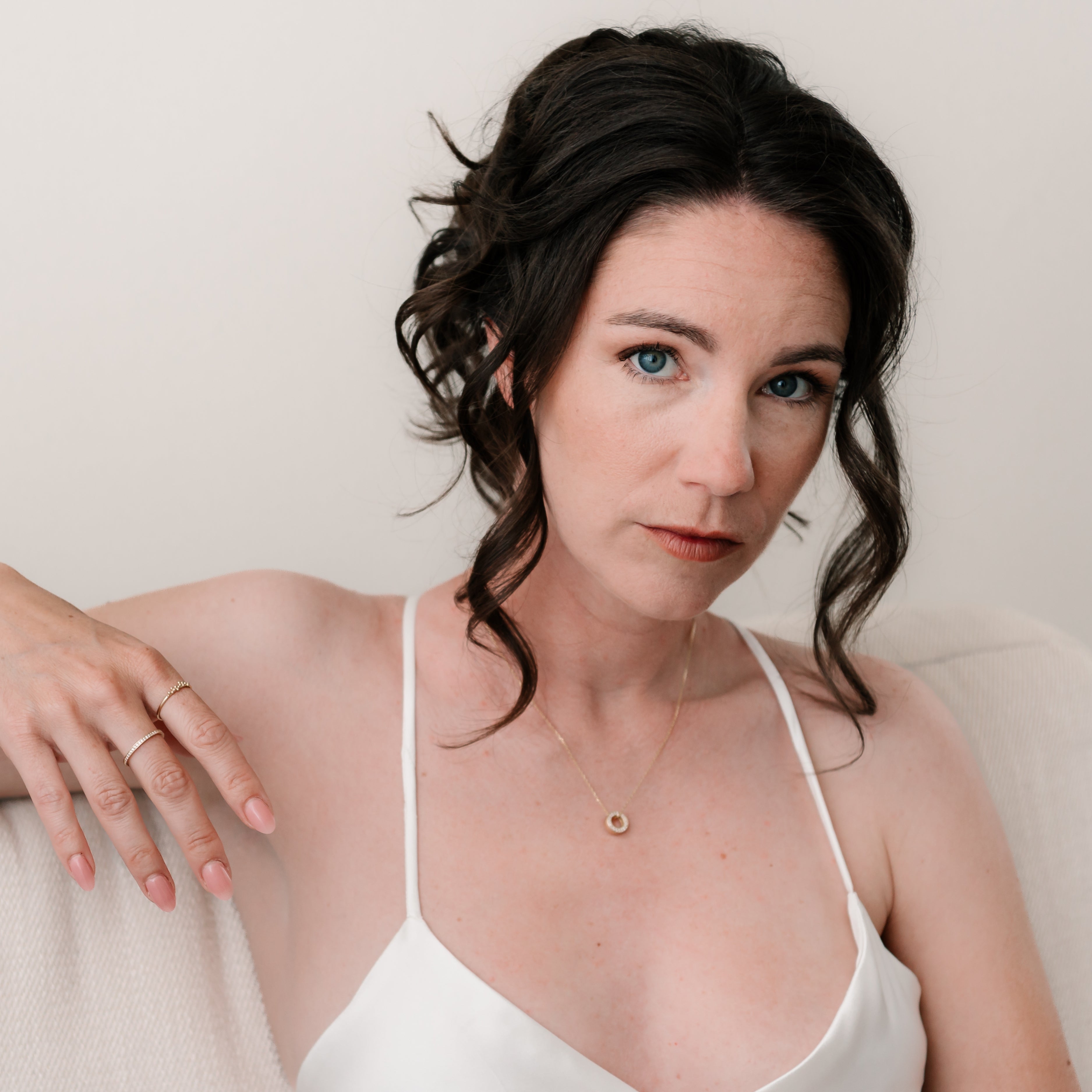 Luxusní náhrdelník AURA od značky CREYO – zirkonový kroužek ze žlutého zlata