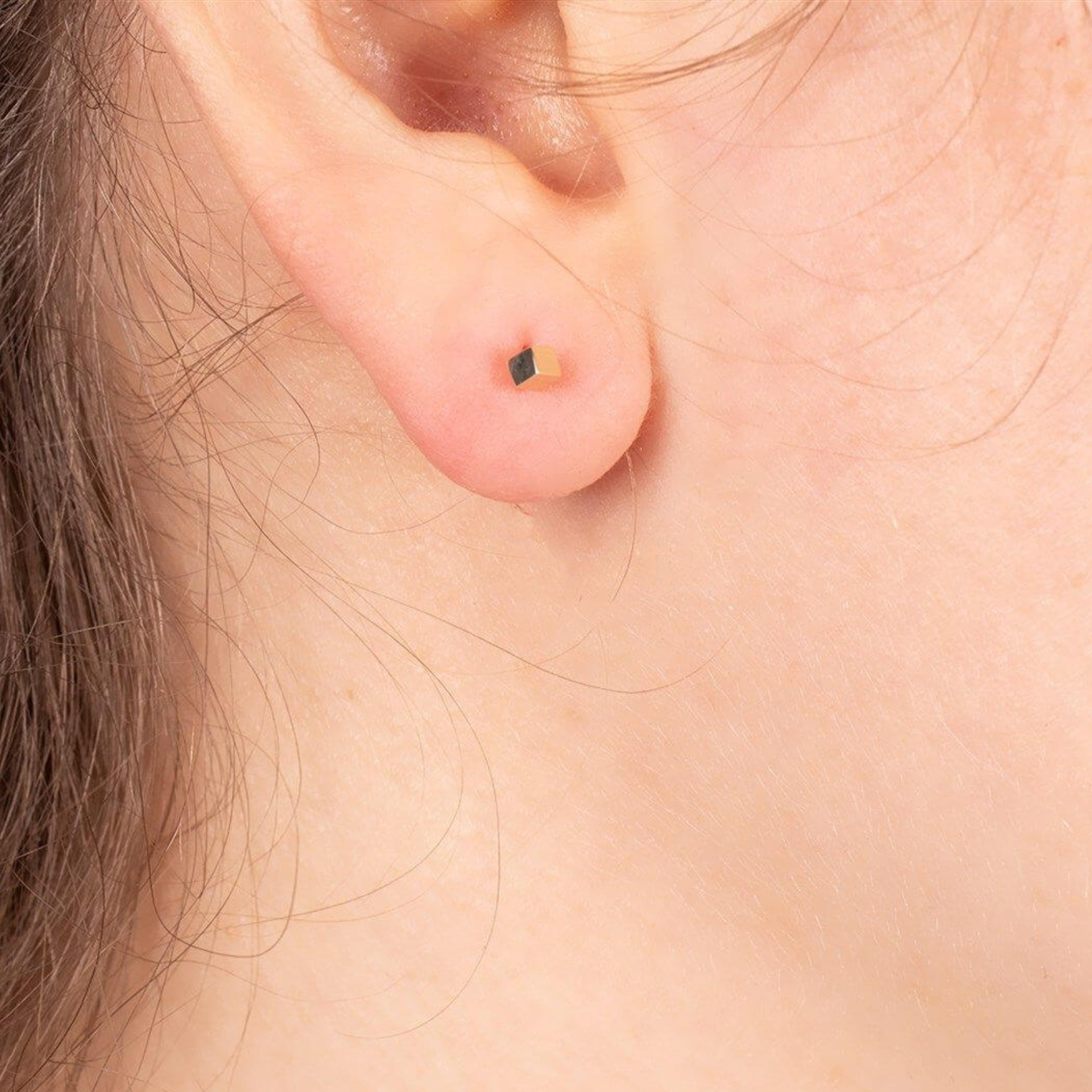 Náušnice CREYO CUBICA na uchu – jemný a moderný dizajn