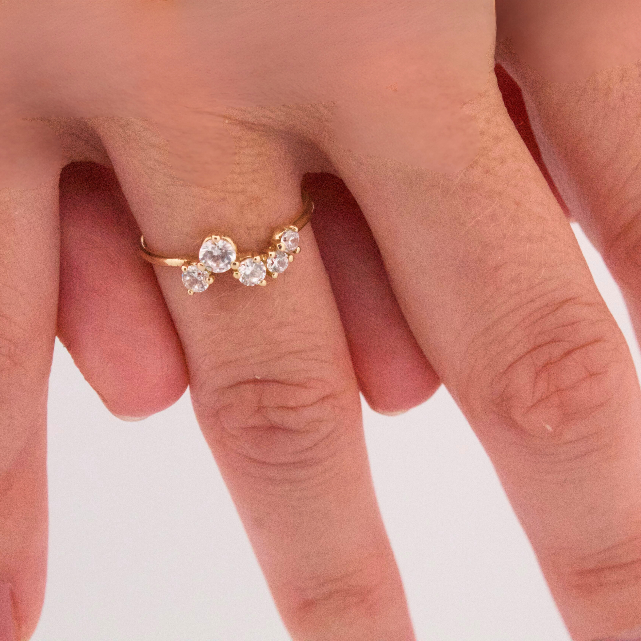 Prsteň DIVINA zo 14K zlata na ruke – elegantný detail