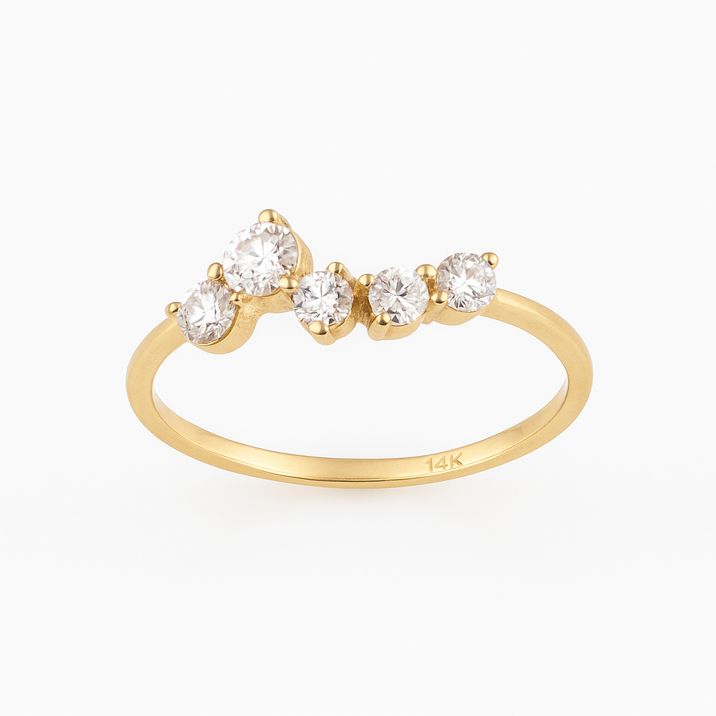 Zlatý prsteň DIVINA s piatimi čírymi zirkónmi – produktová fotografia