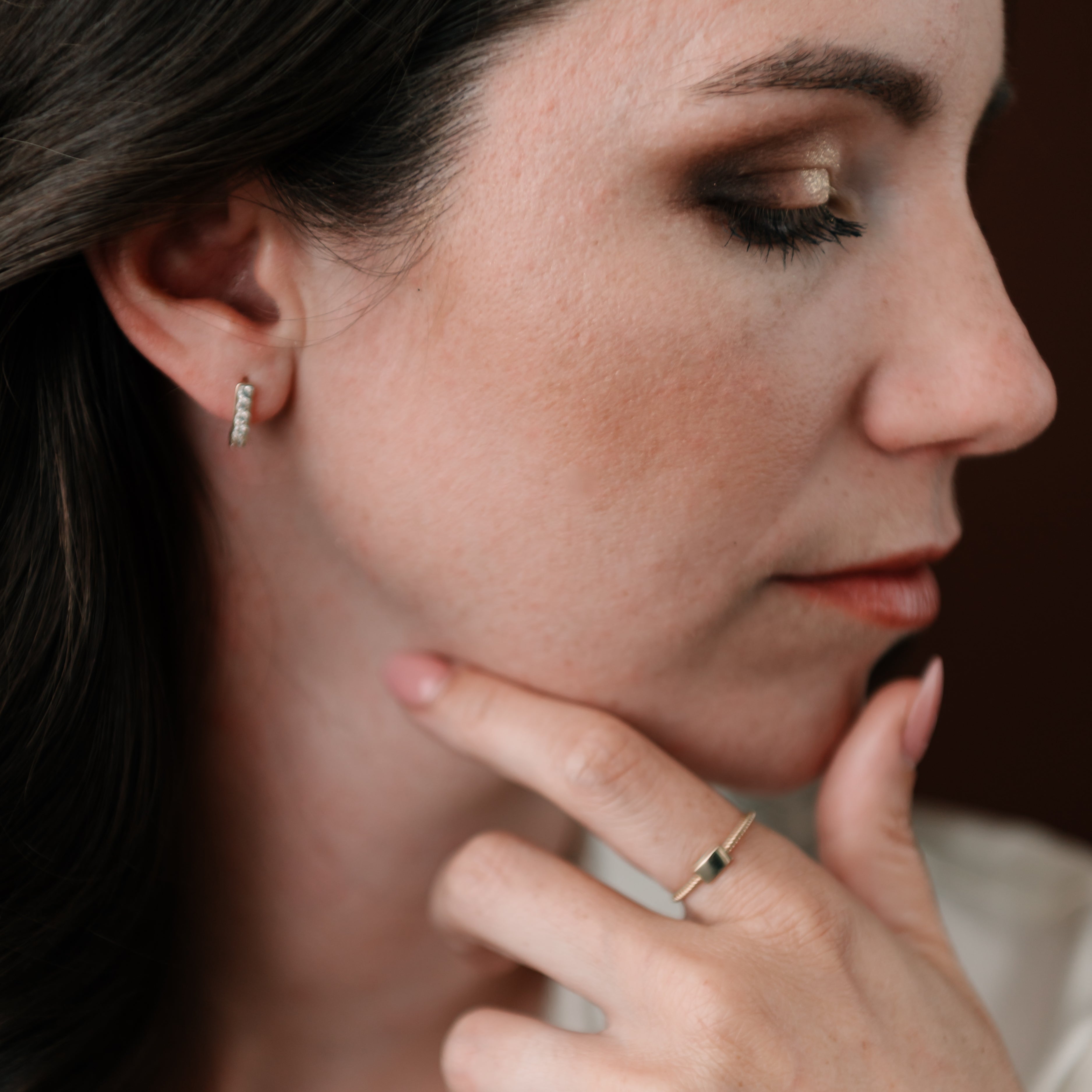 Prsteň s hladkou platničkou na ruke ženy – nadčasový dizajn kolekcie CREYO ESSENCE