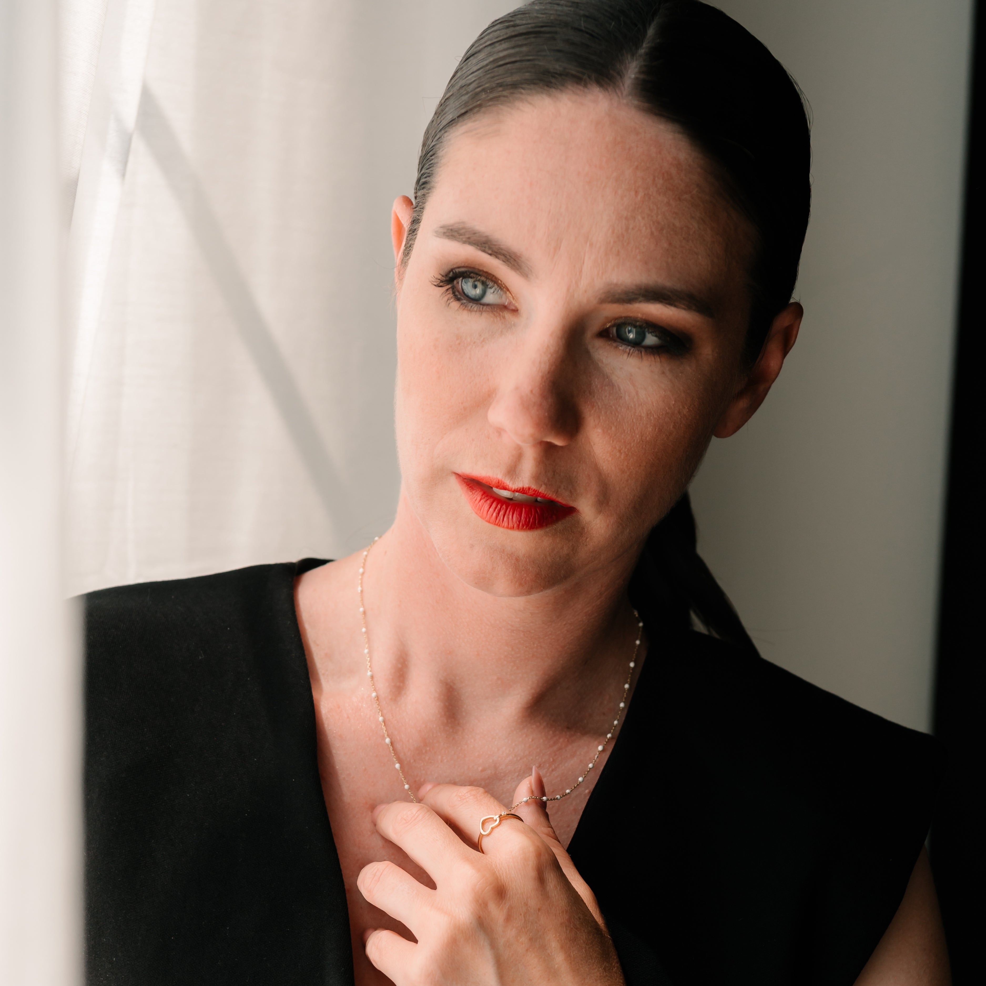 emný zlatý prsteň s motívom srdca na ženskej ruke – kolekcia CREYO AMORE