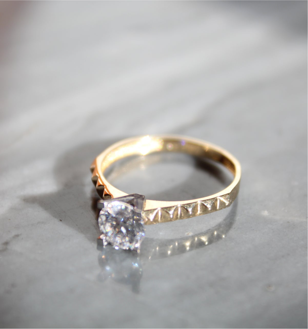 LIRA | Prsteň zo 14K zlata s brúsenou obručou a zirkónom