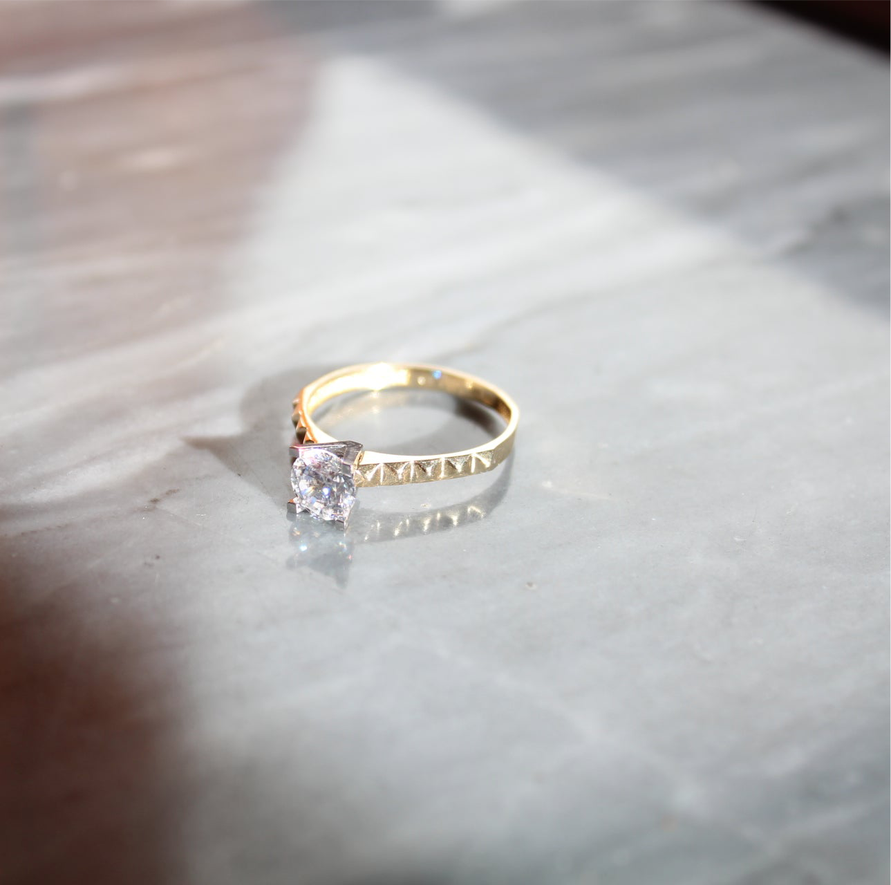 LIRA | Prsteň zo 14K zlata s brúsenou obručou a zirkónom