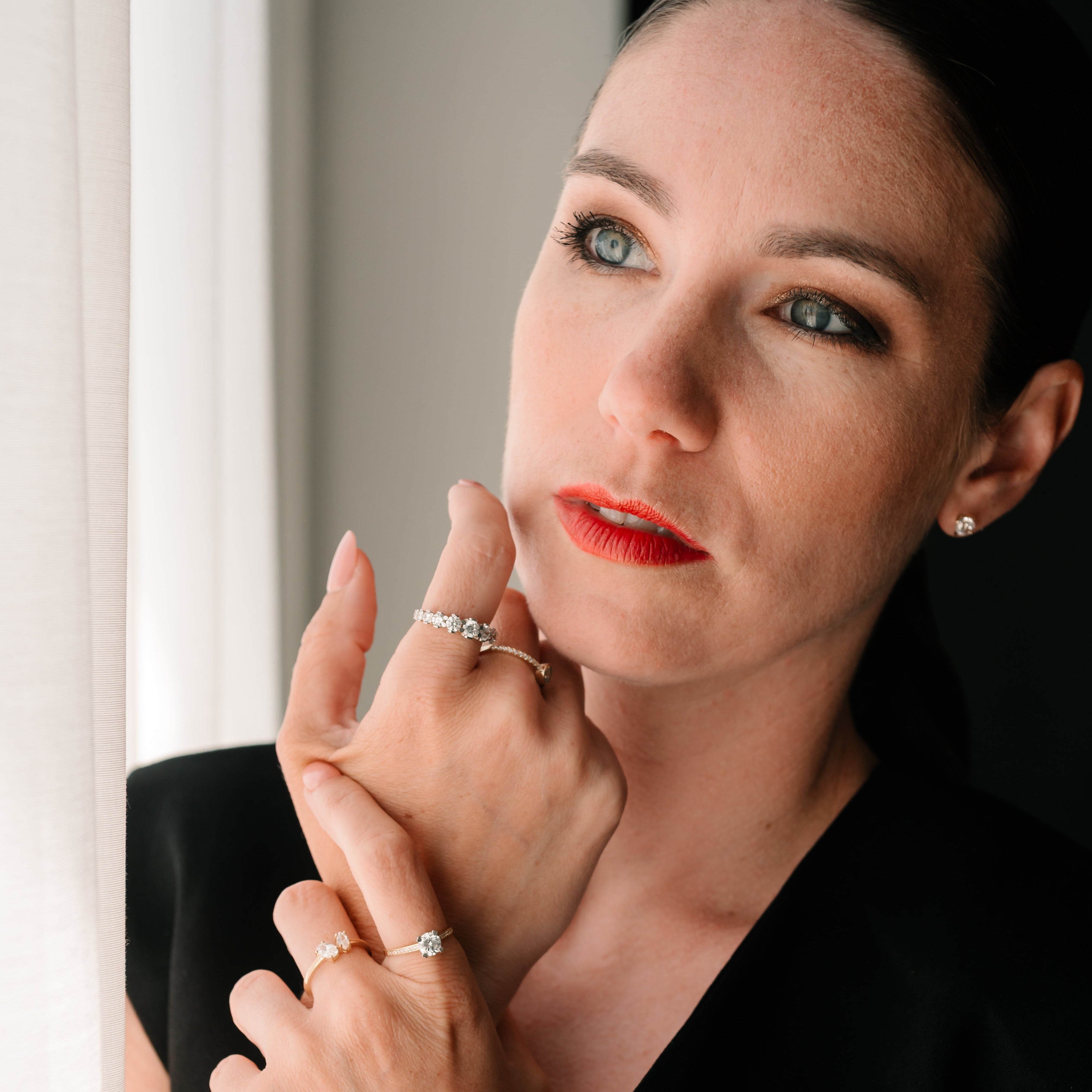 Elegantný prsteň zo 14K žltého zlata s brúsenou obručou a veľkým čírym zirkónom. Model LIRA z kolekcie CREYO je ideálny ako zásnubný prsteň alebo darček.