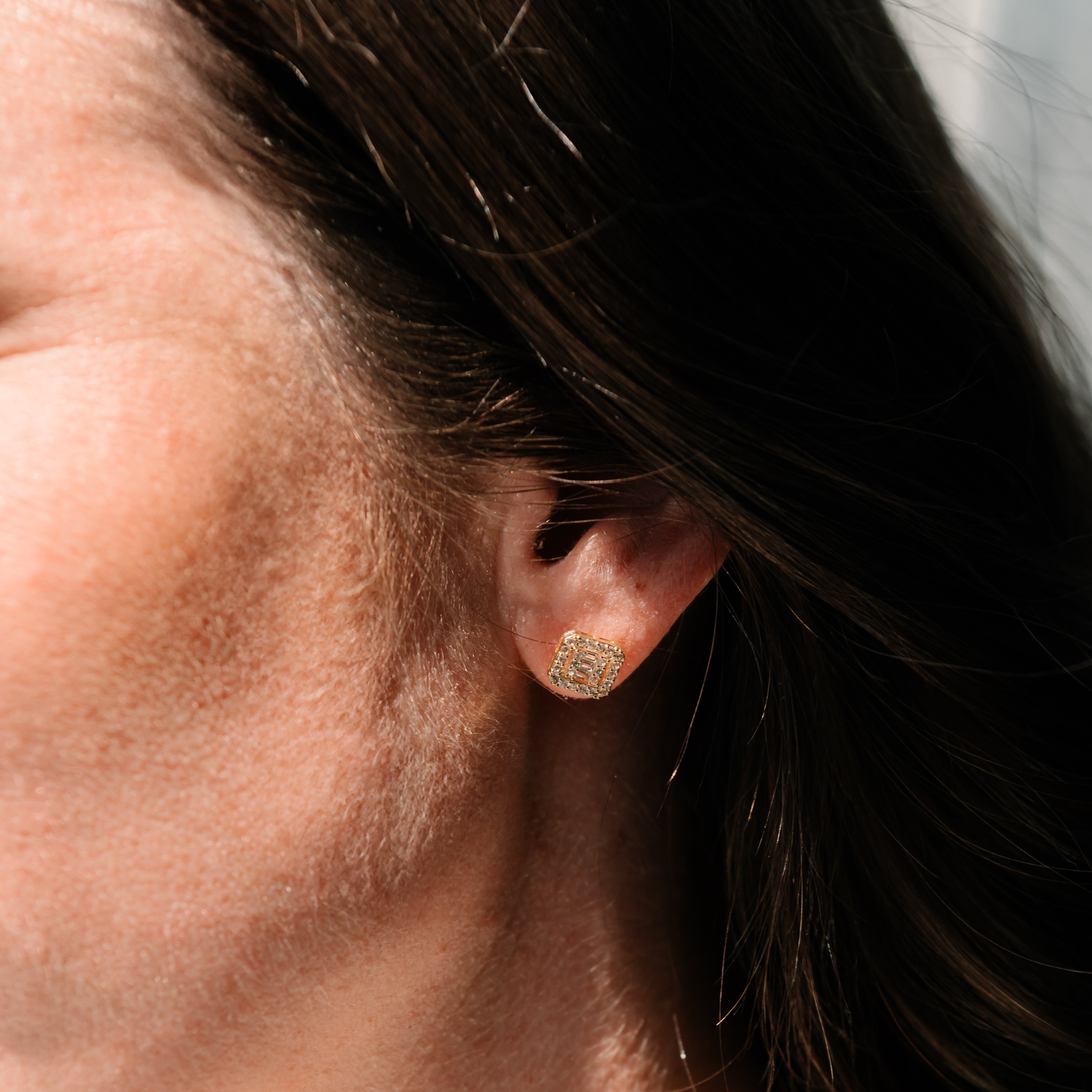 grace-zlate-nausnice-obdlznik-so-zirkonmi-detail-livestyle