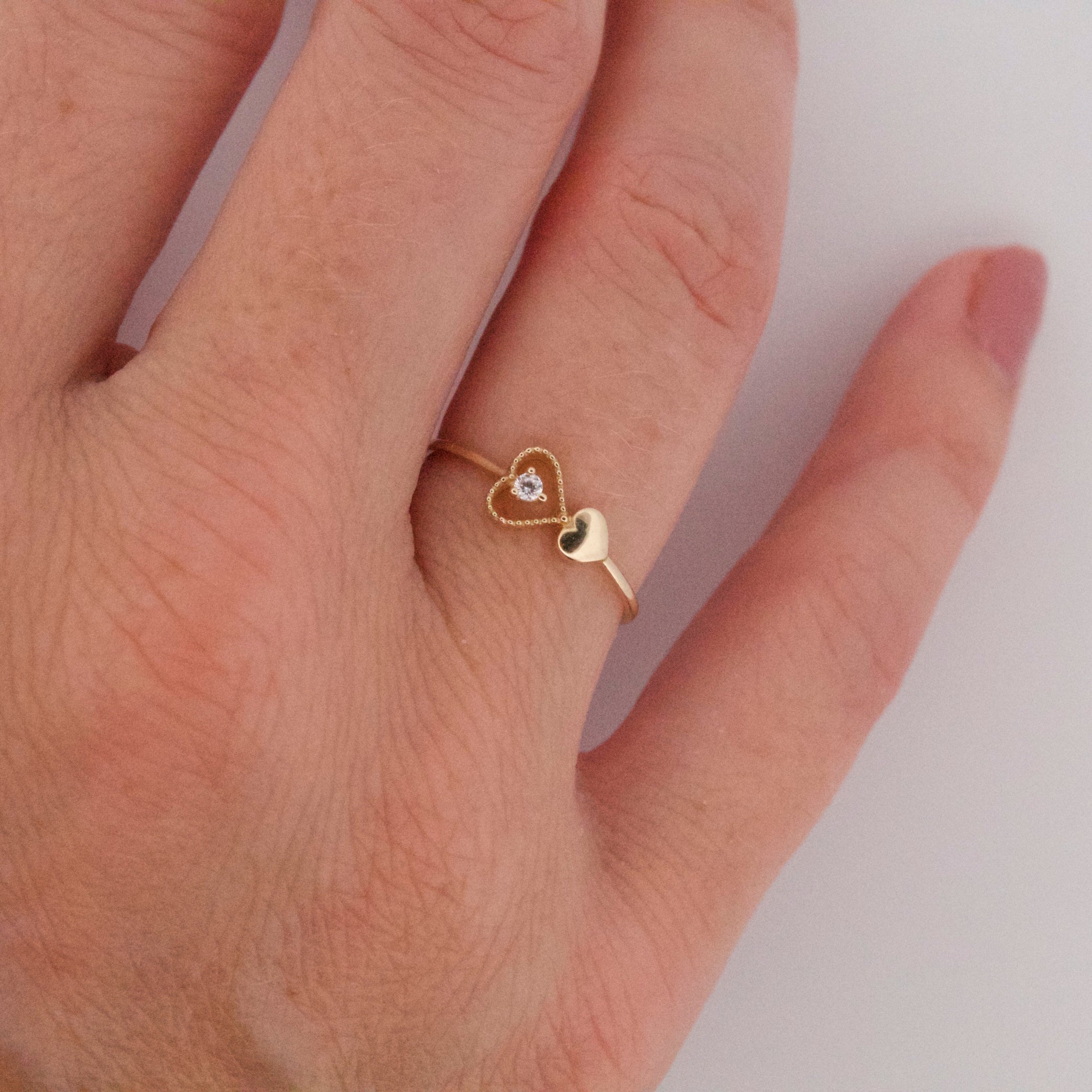 Detail prsteňa AMOUR FINESSE s otvoreným srdcom a čírym zirkónom-ruka