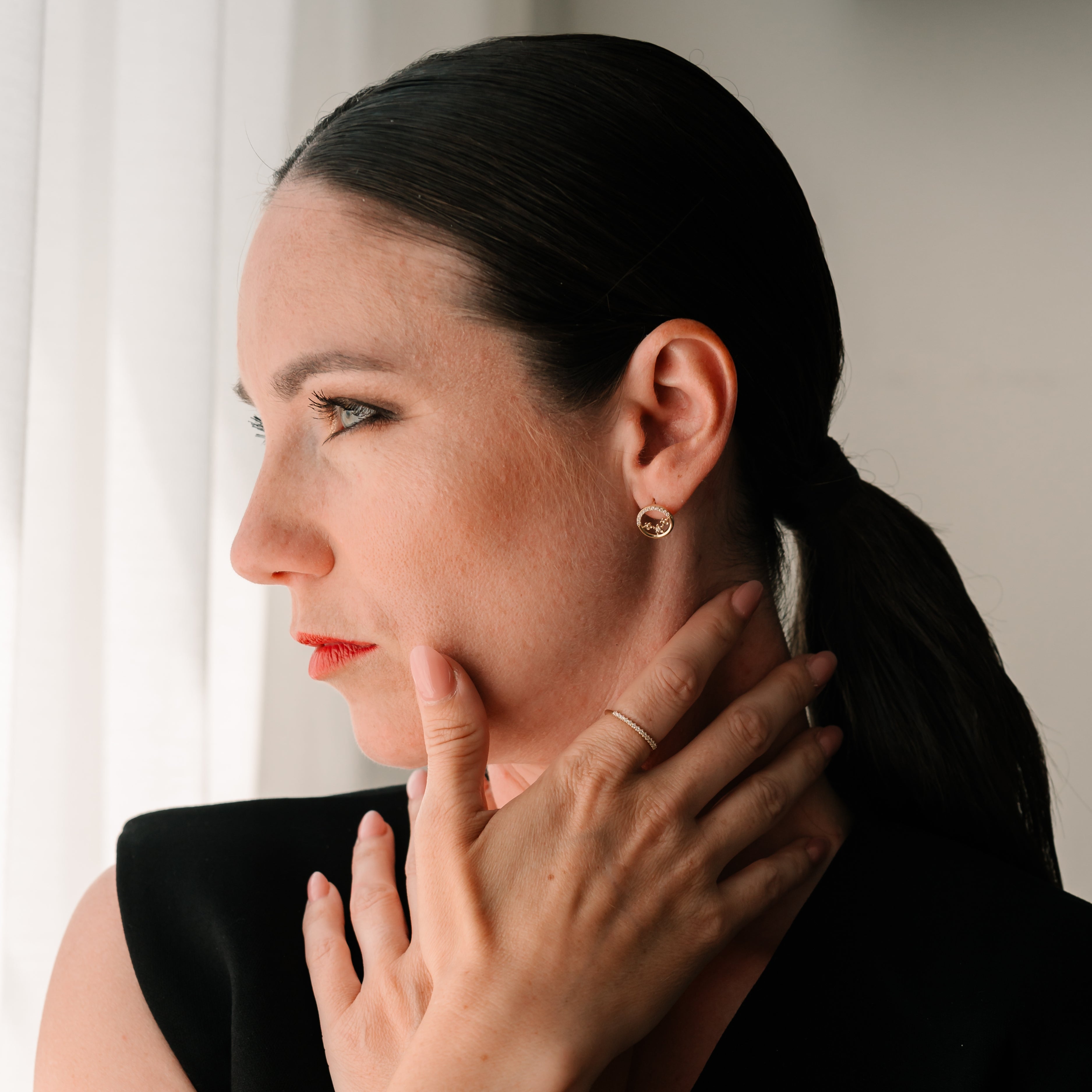 14K zlaté náušnice BLOOM s květinovým motivem a zirkony – detail květu na bílém pozadí