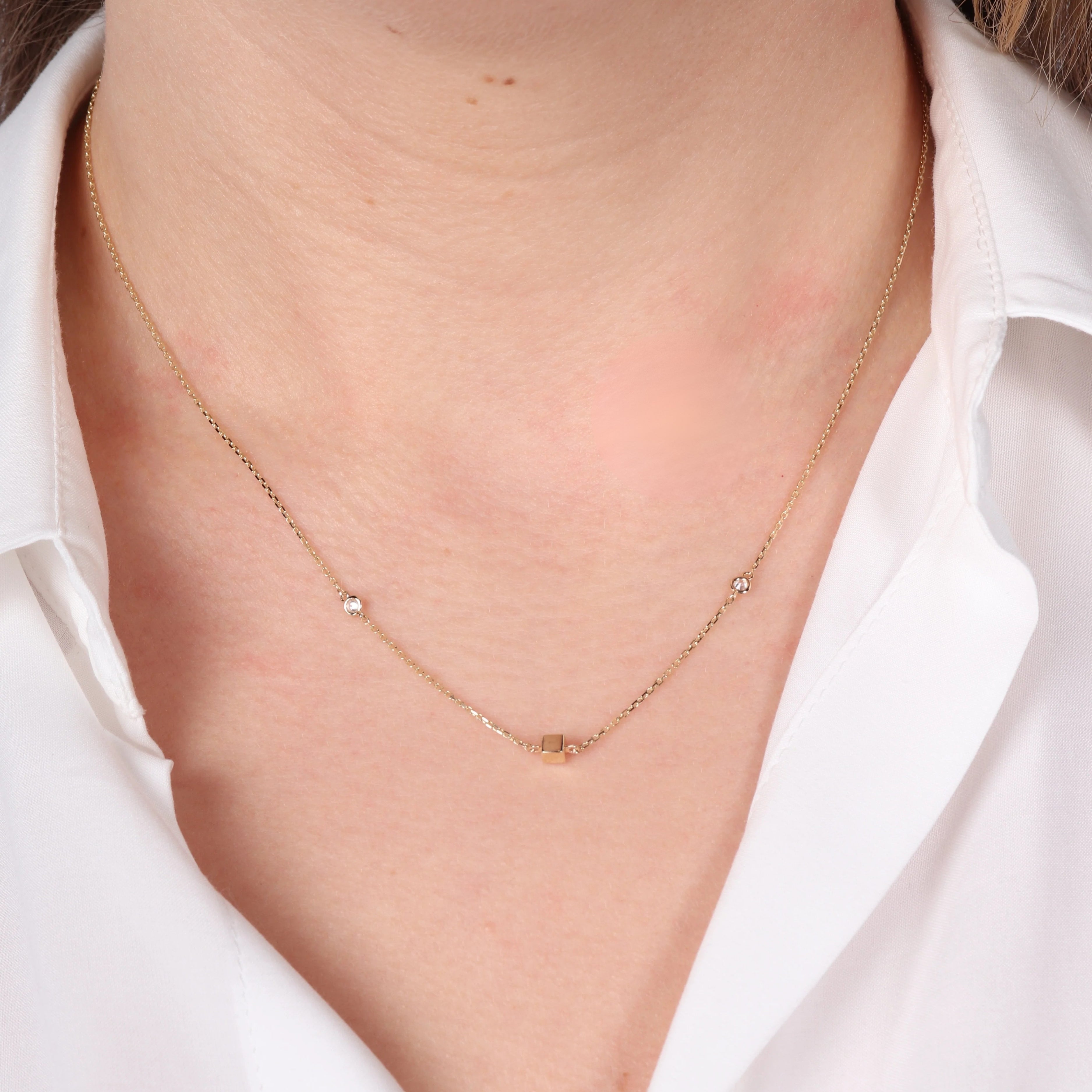 CREYO CUBICA náhrdelník na krku – minimalistický zlatý šperk