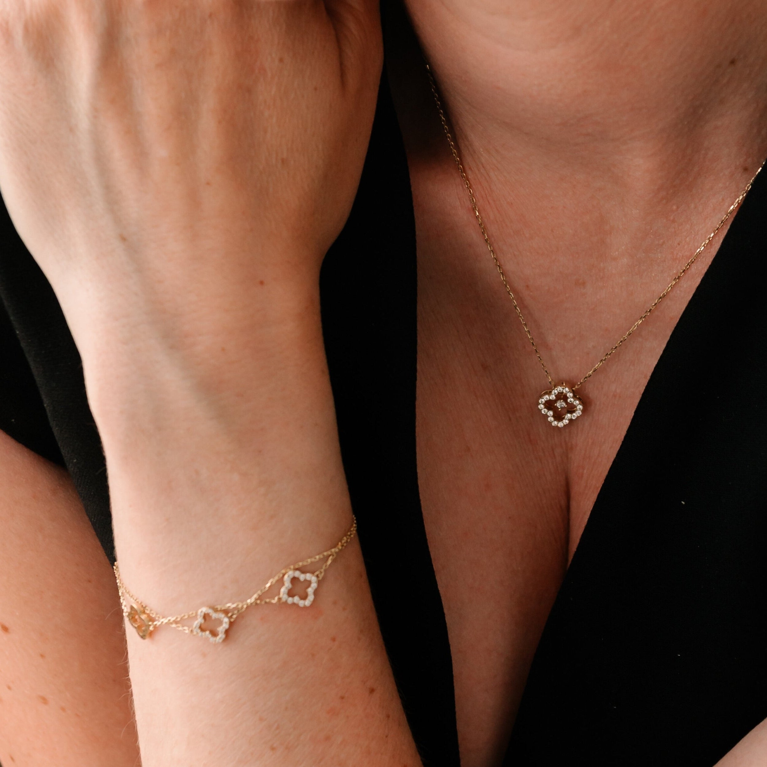 Elegantná žena s náramkom CREYO FLORÉ – štýlový doplnok so zirkónmi