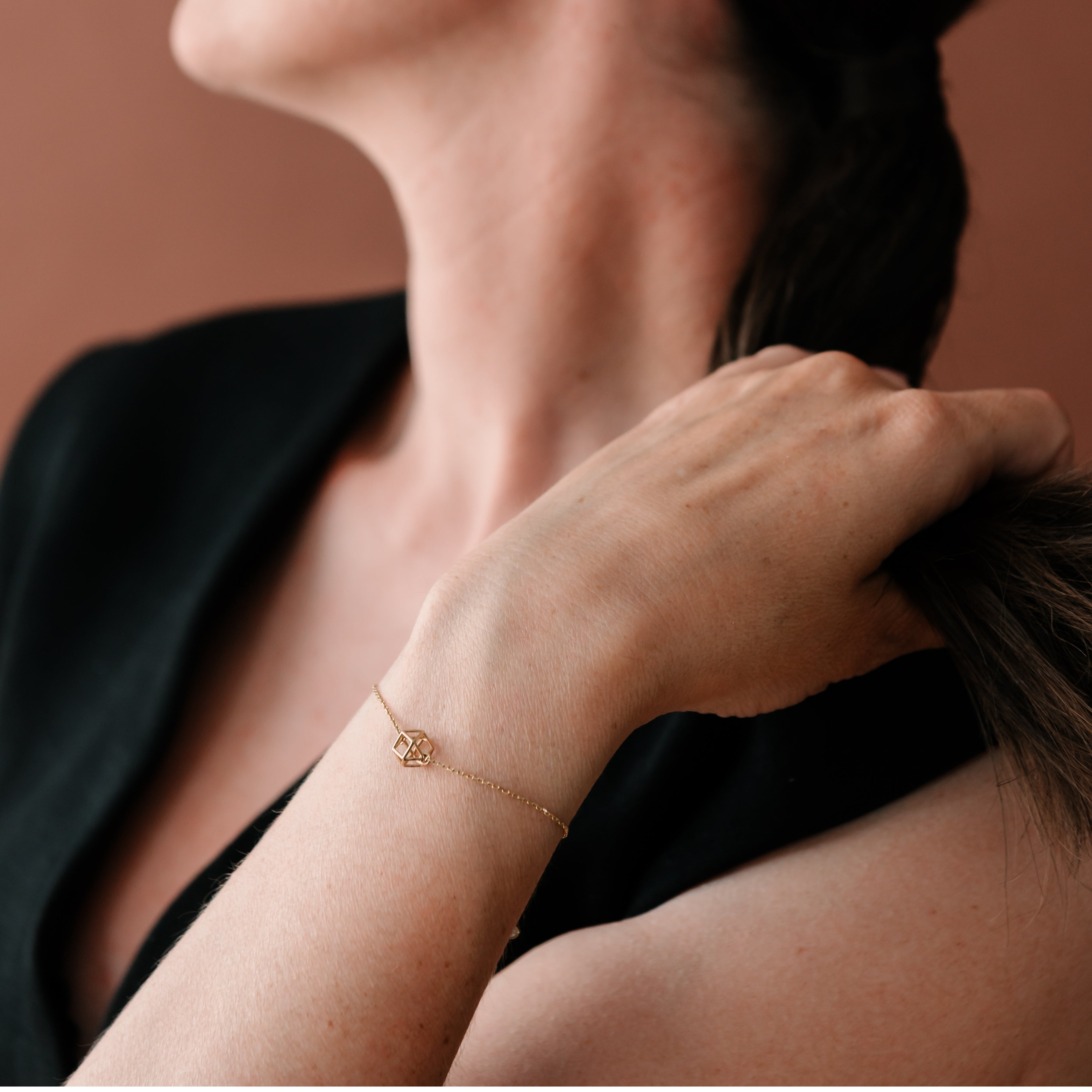 Moderný zlatý náramok CREYO GEOMETRIC na ruke – minimalistický štýl