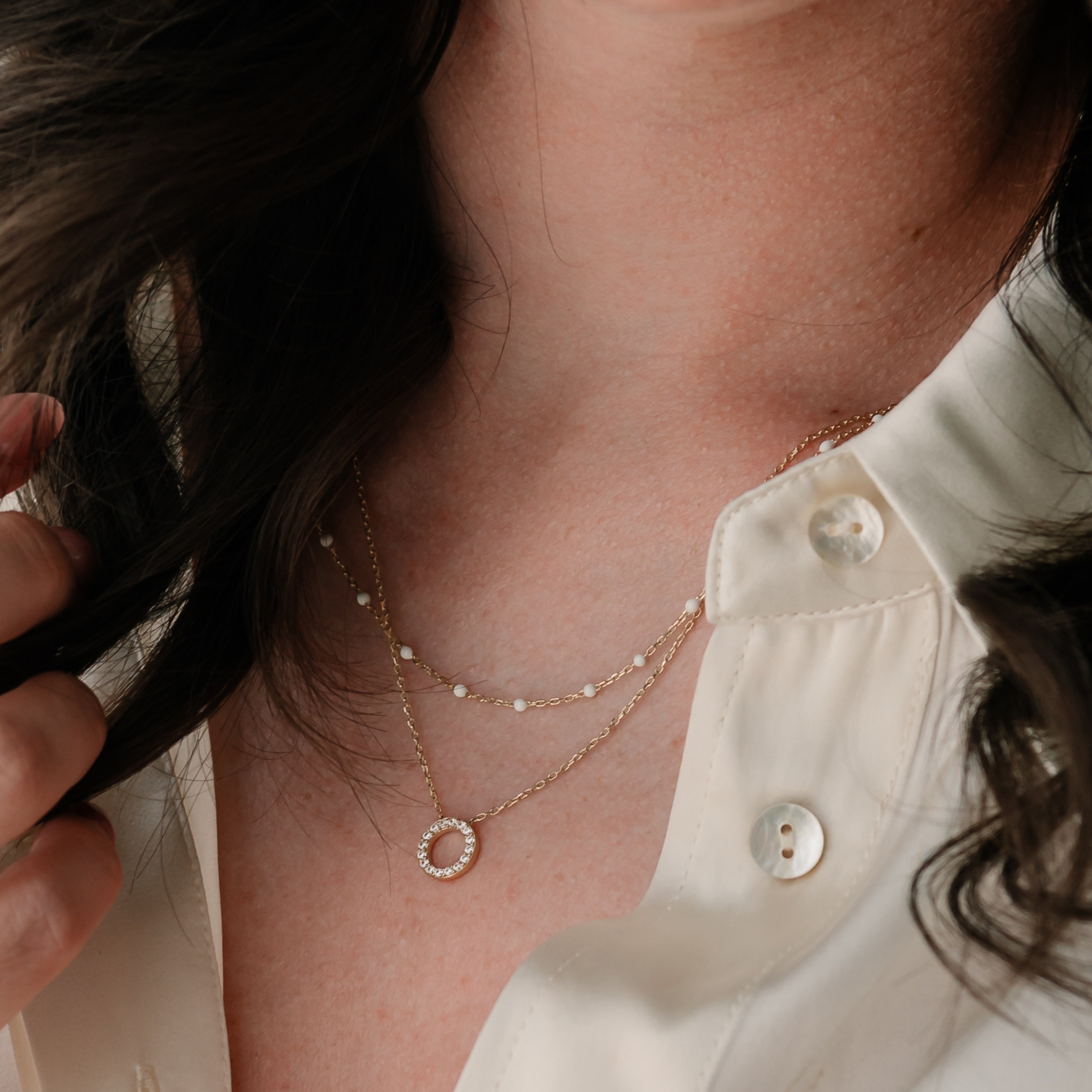 Detail retiazky s kruhovým príveskom a zirkónmi – kolekcia CREYO LINEA