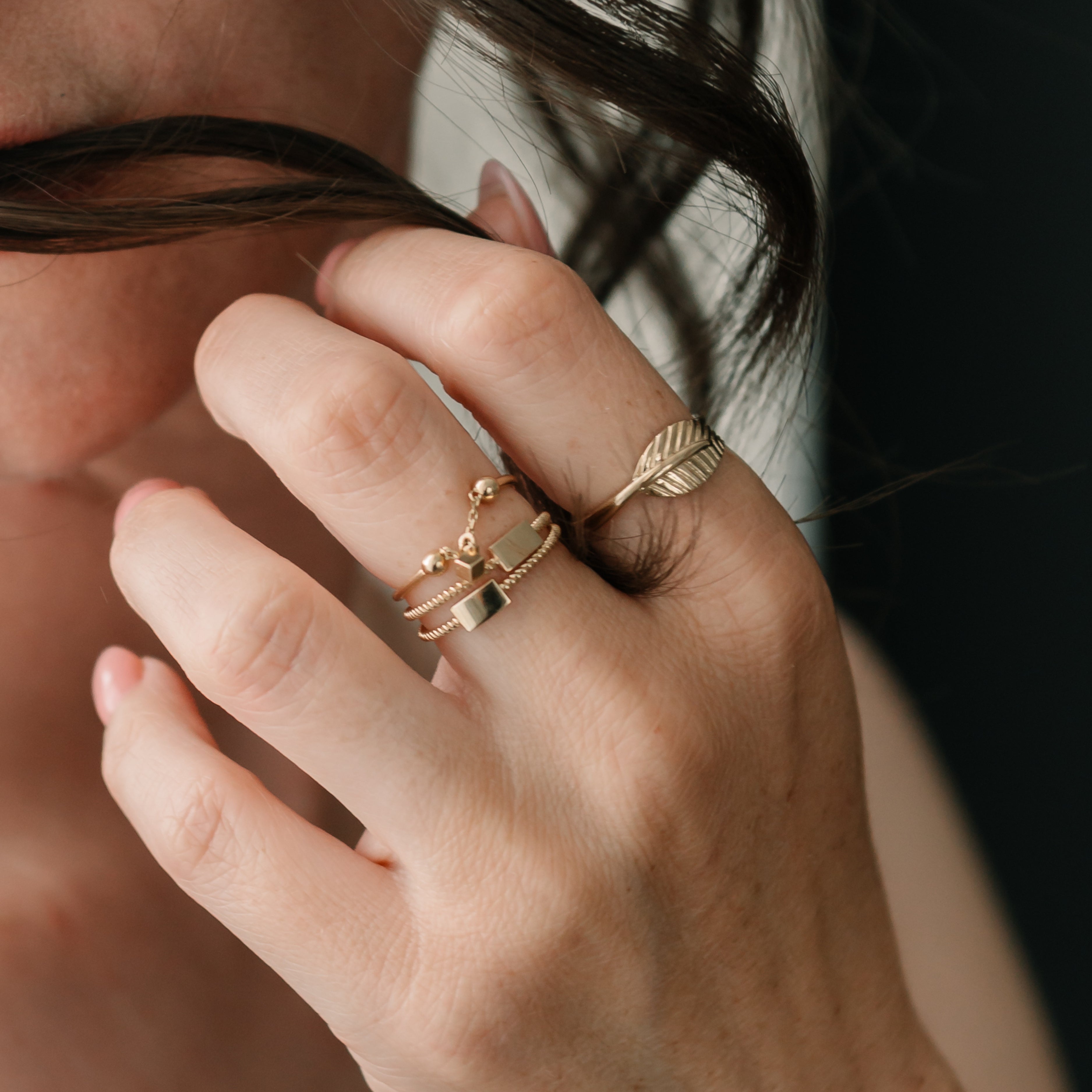 Detail ruky ženy s jemným prsteňom s platničkou – CREYO ESSENCE