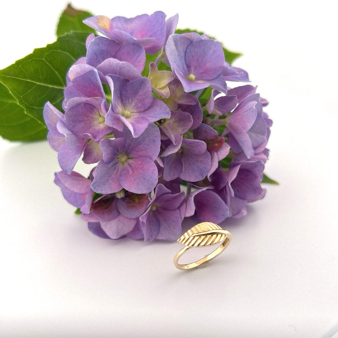 Detail prstenu FOLIA – 14karátové zlato s jemně strukturovaným povrchem listu.