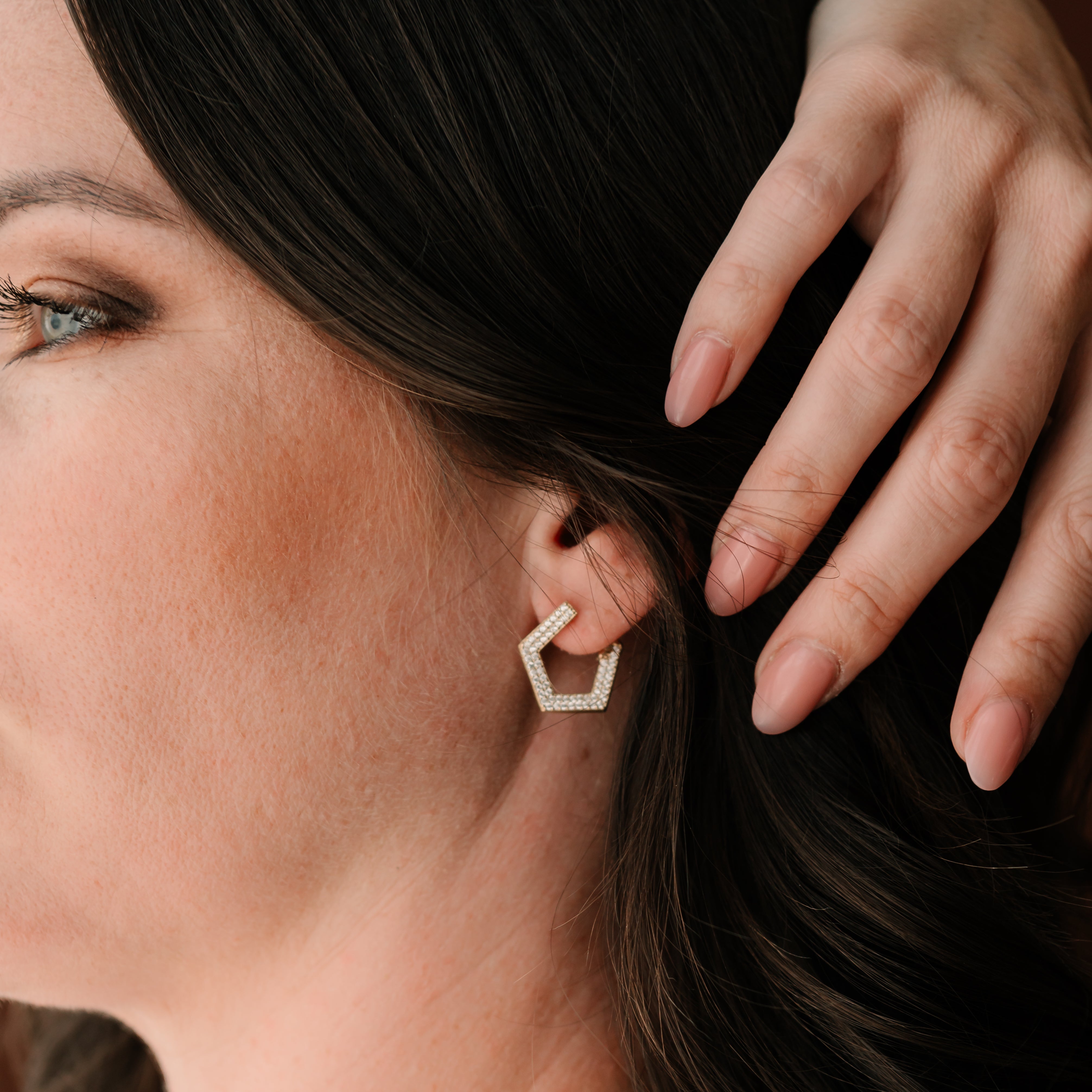 Luxusné zlaté náušnice so žiarivými zirkónmi v tvare päťuholníka – kolekcia GEOMETRIC live style