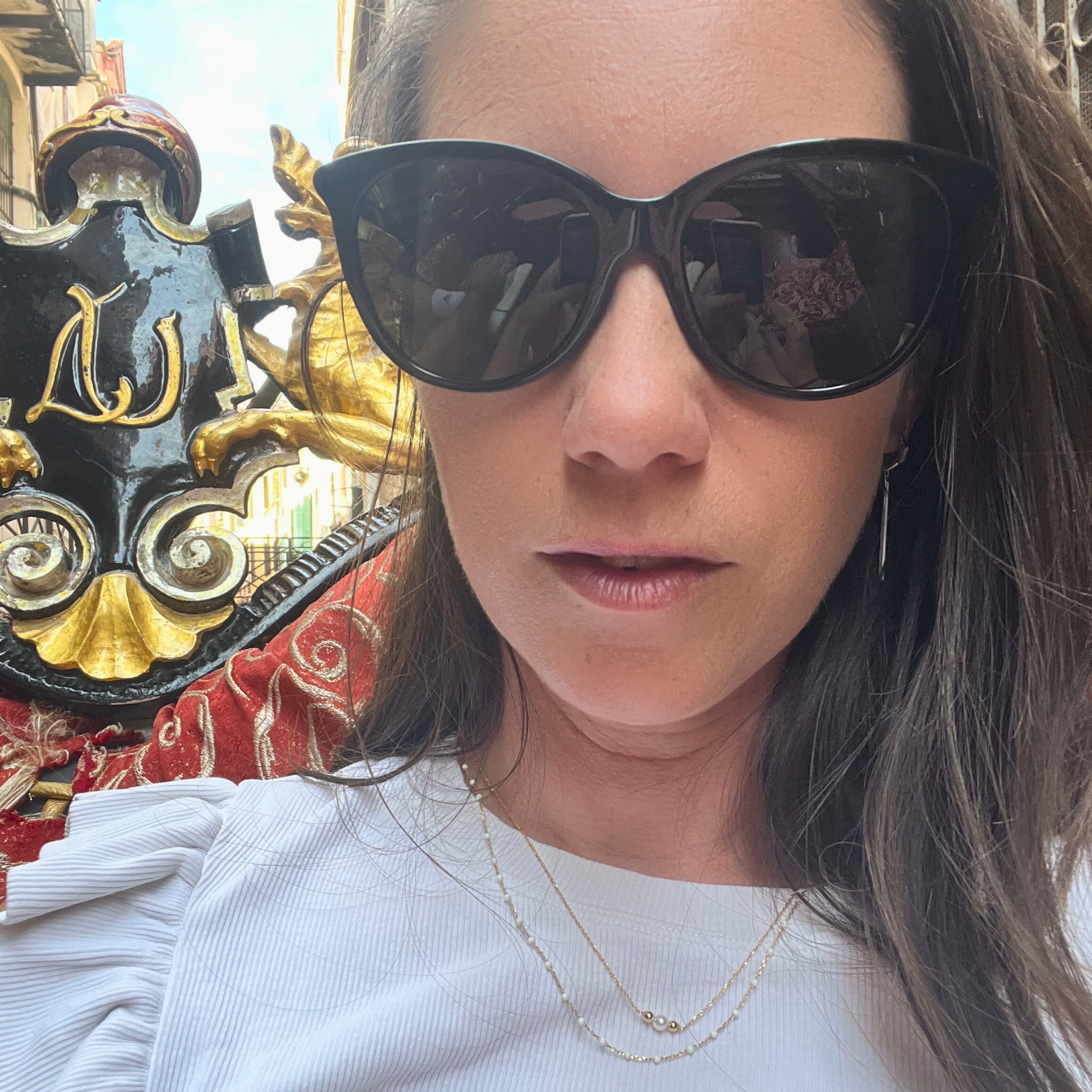 Náhrdelník zo žltého zlata s perlou a guľôčkami – detailný pohľad - live style