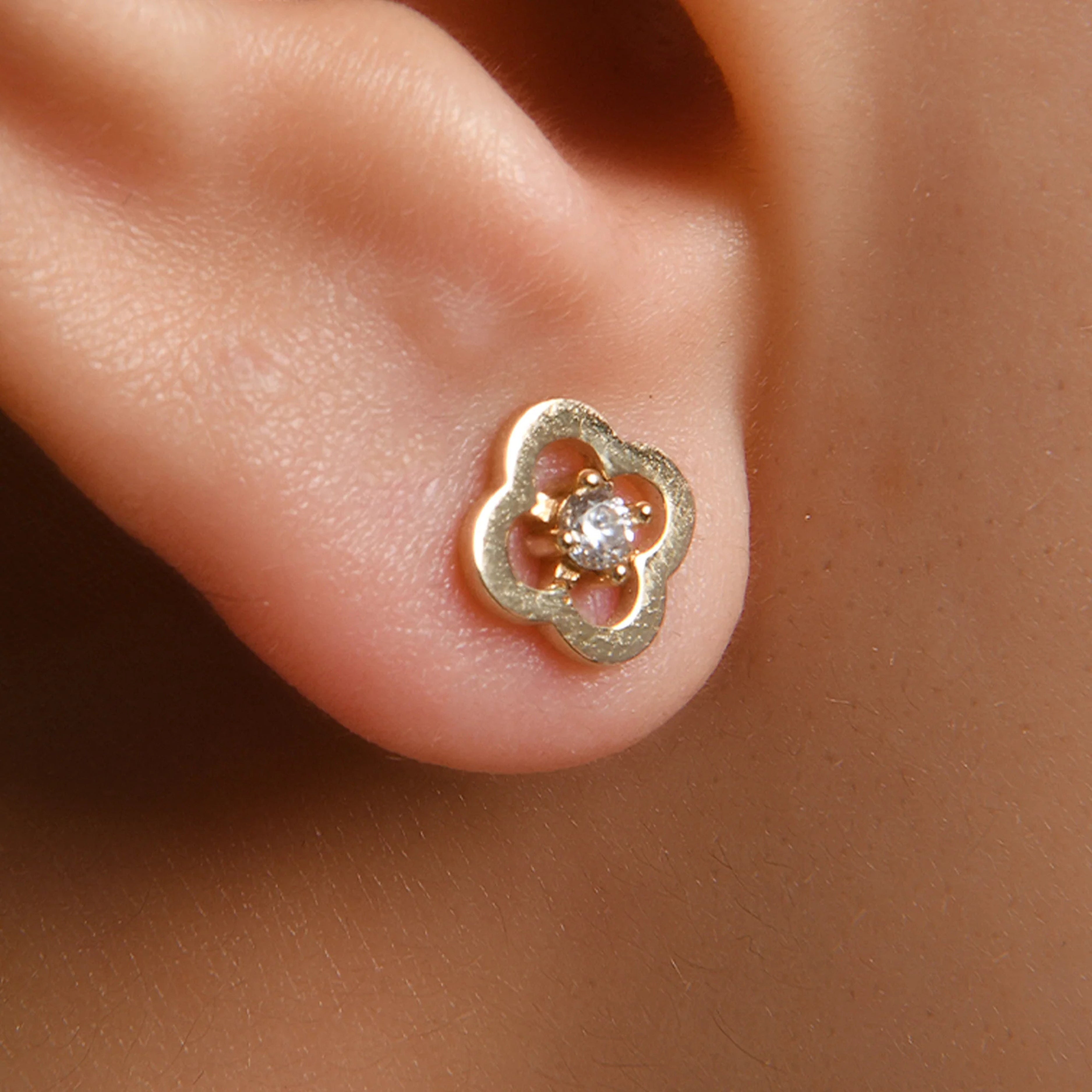 Zlatá náušnica CREYO FLORÉ so štvorlístkovým tvarom a zirkónom na uchu