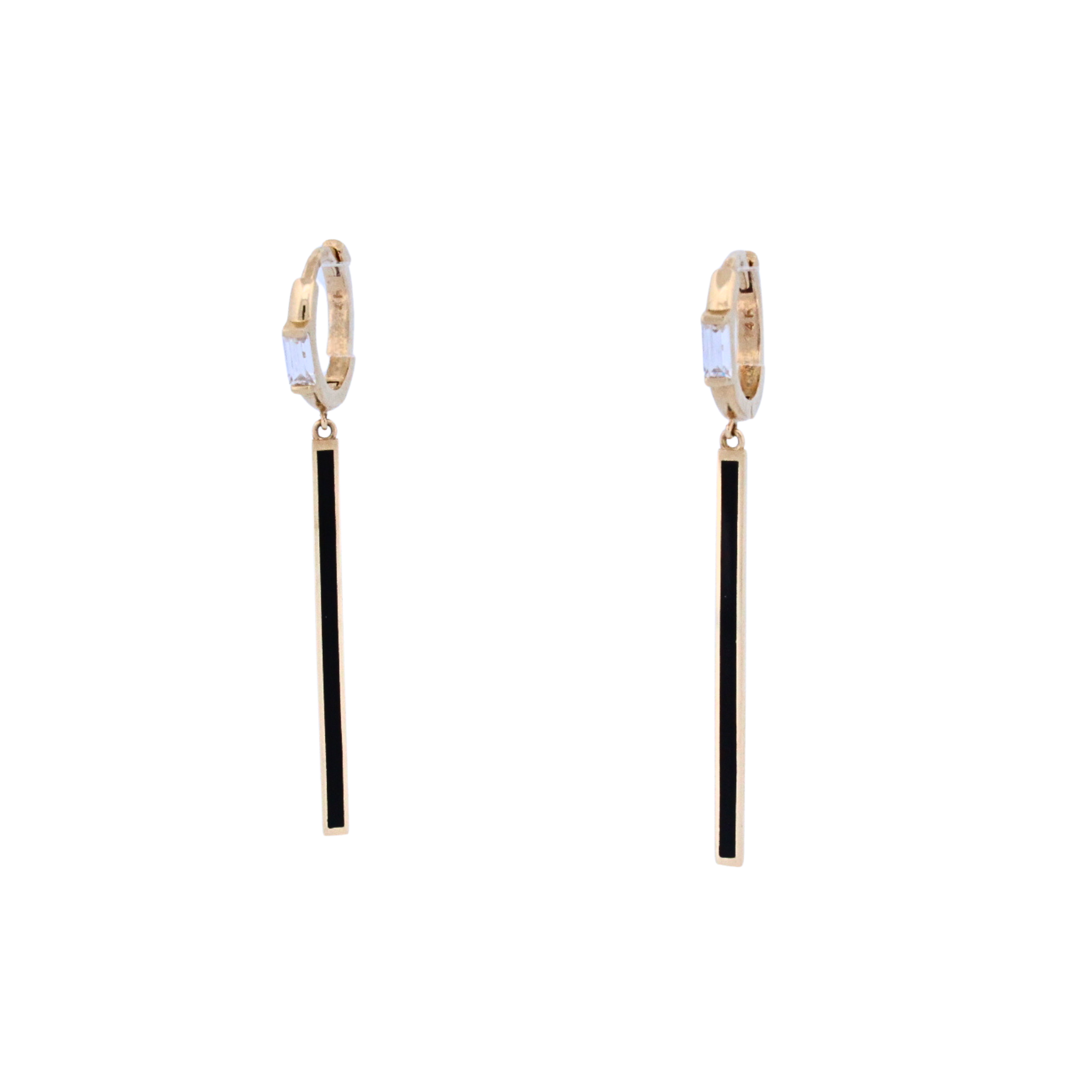 Zlaté visiace náušnice CREYO NOIR so štíhlym čiernym detailom – pohľad spredu detail