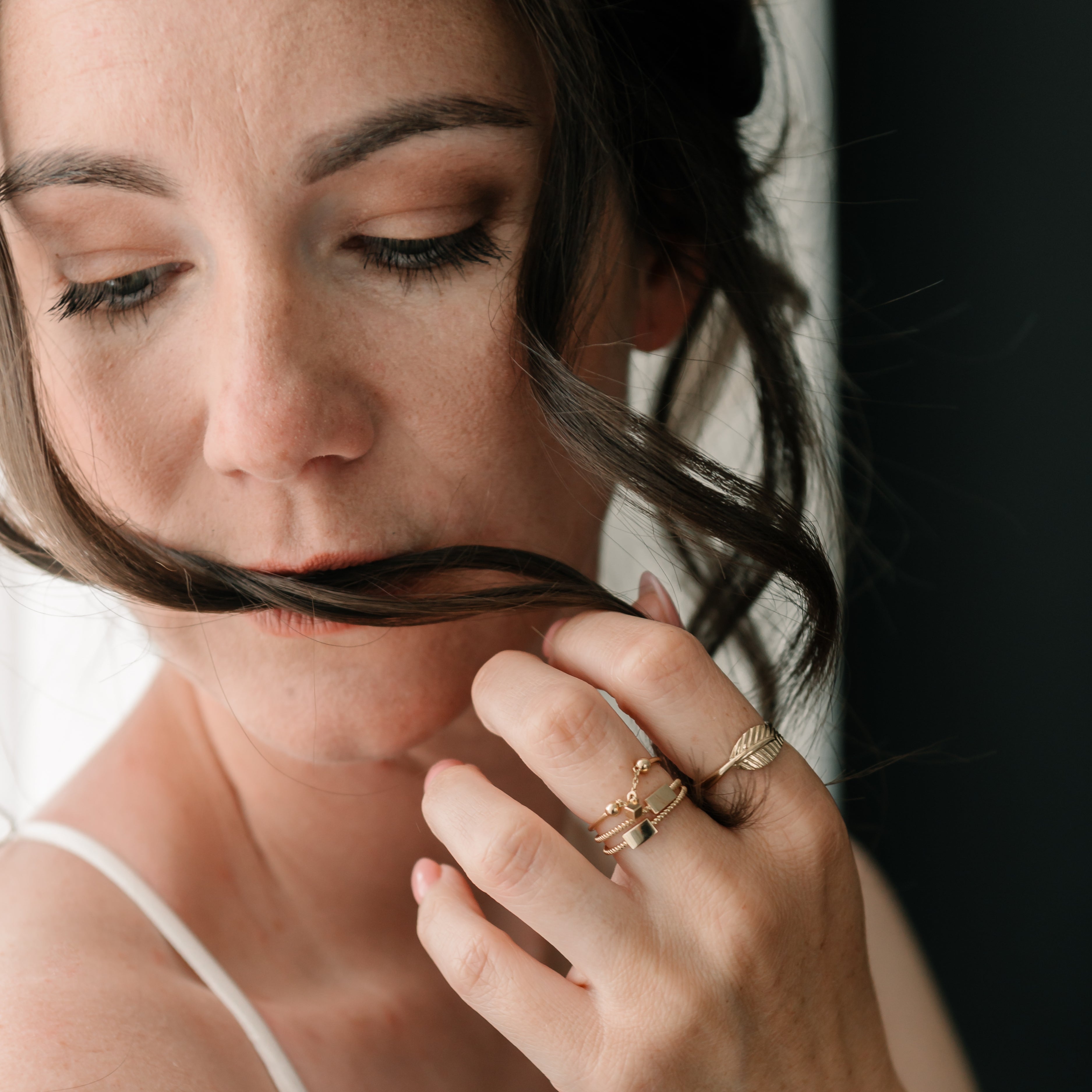 Žena s vrstvenými zlatými prsteňmi vrátane hladkej platničky – CREYO ESSENCE